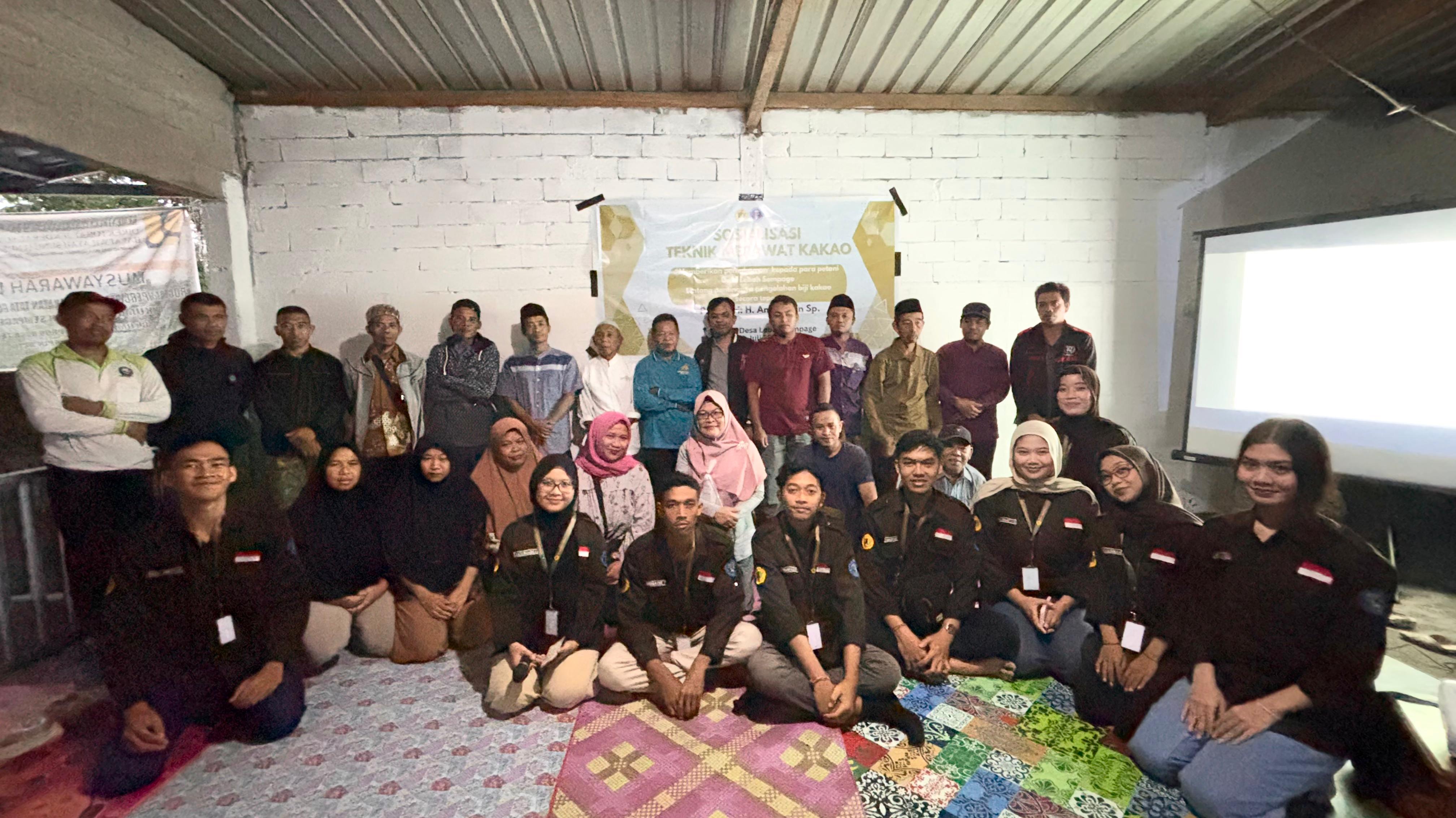 Para petani Desa Lebah Sempaga antusias mengikuti sosialisasi budidaya kakao yang digelar KKN UNRAM 2025 bersama Dinas Pertanian Lombok Barat, Sabtu (12/7).