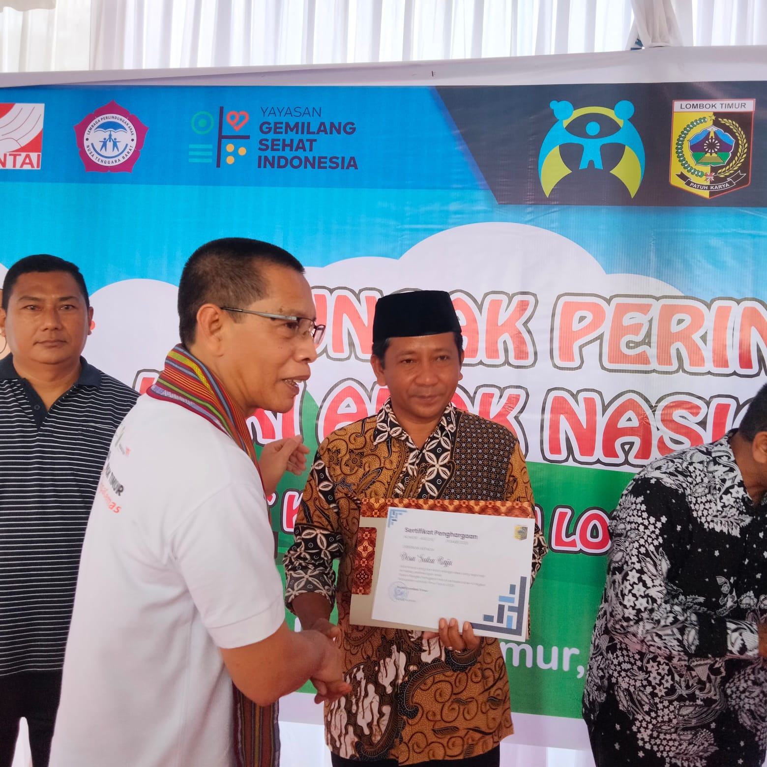 Wakil Bupati Lombok Timur H Moh Edwin Hadiwijaya saat memberikan Penghargaan Kepada Sejumlah Kepala Desa di Lotim yang Proaktif Terhadap Forum Anak.