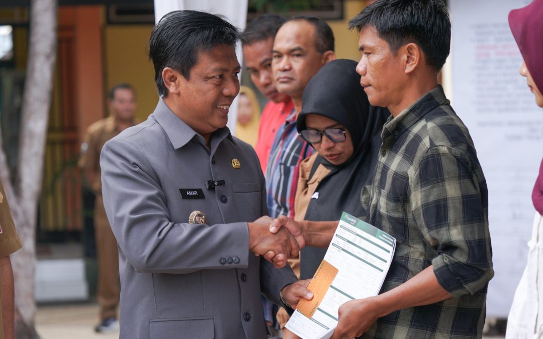Bupati Amar Nurmansyah membagikan kartua Sumbawa Barat Maju di sekolah-sekolah, akhir pekan lalu.