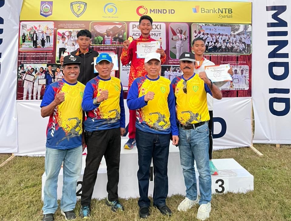 Imam Fasha, siswa MAN Lobar (baju merah/atas podium) meraih juara I lari 3000 meter pada ajang Kejurda atletik NTB di GOR 17 Desember.