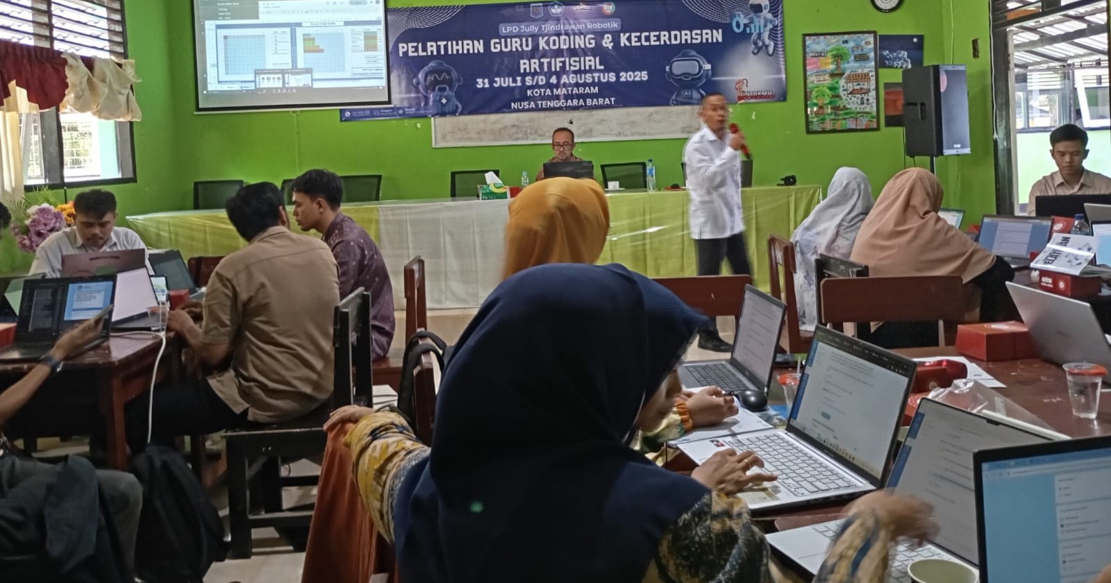 Puluhan guru SD dan SMP mengikuti pelatihan Coding dan AI di SMPN 10 Mataram, Senin (4/8).