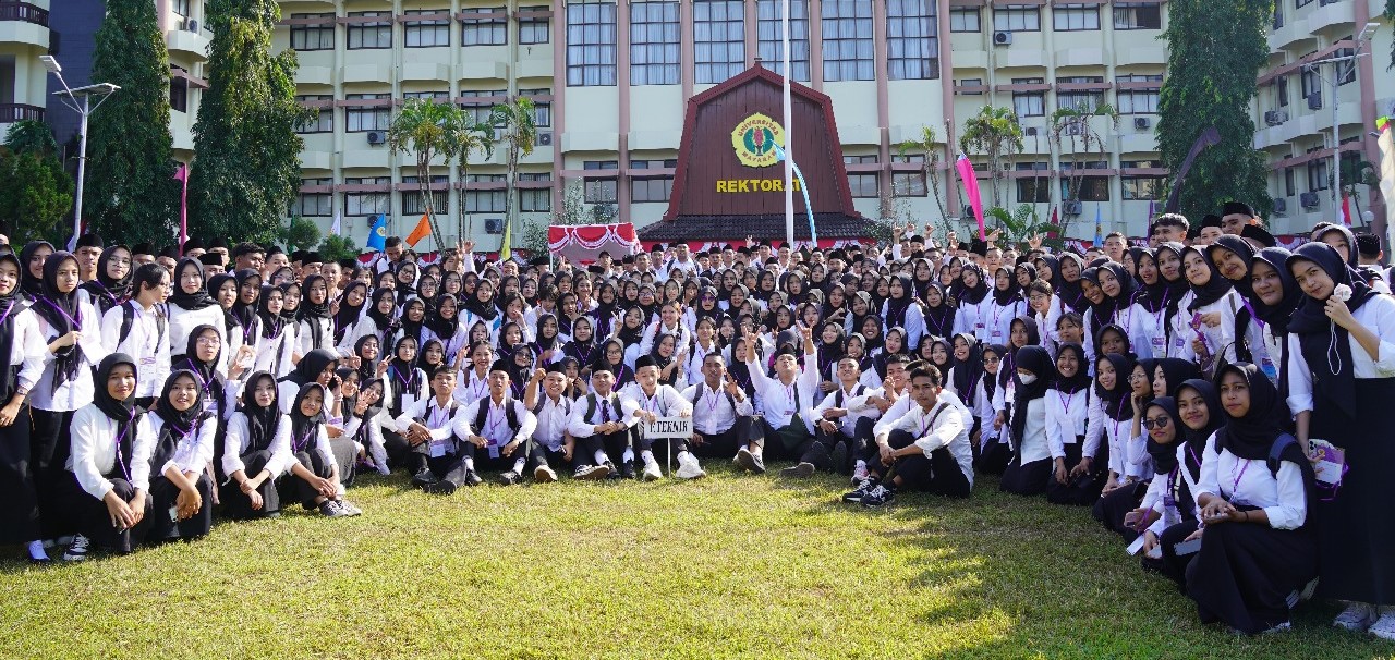 Ribuan mahasiswa baru Universitas Mataram dari jalur SNBP, SNBT, dan Mandiri foto bersama usai pembukaan PKKMB di Lapangan Rektorat, Senin (4/8).