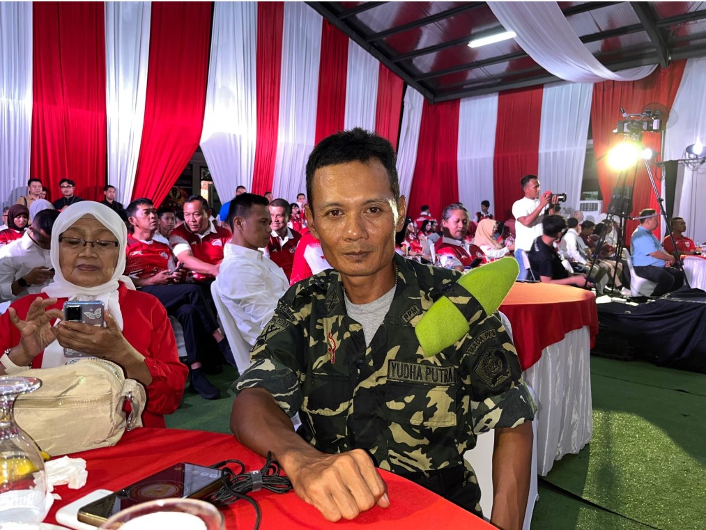 BERBAGI KISAH: Andika Gatot Setyawan, 42 tahun mengikuti opening ceremony FMP 2025 di Bogor, Kamis (31/7). Ia menempuh Malang hingga Jakarta dengan berjalan kaki memperingati HUT ke-80 Kemerdekaan RI.