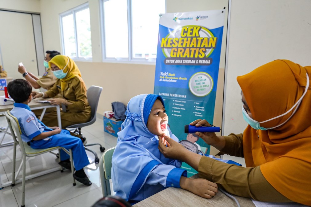 Pemerintah mulai melaksanakan program CKG sekolah serentak dengan target pada tahun 2025 sebanyak 53 juta peserta didik mengikuti program CKG di seluruh Indonesia deteksi dini penyakit tidak menular.