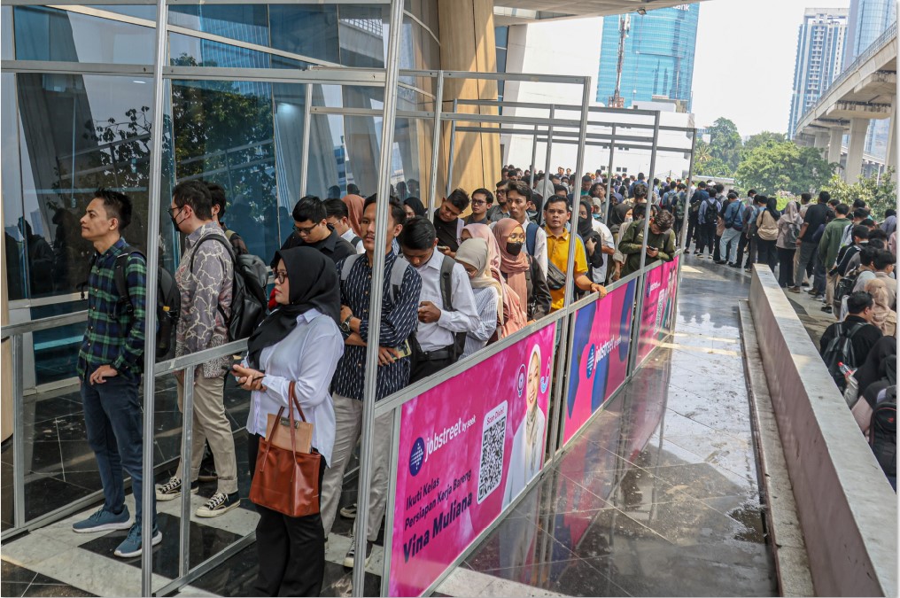 CARI KERJA: Sejumlah pencari kerja memadati Mega Career Expo di Gedung Smesco, Jakarta, Rabu (16/4). Data BPS menunjukkan jumlah pengangguran kalangan sarjana meningkat. Bahkan jumlah lebih 1 juta.