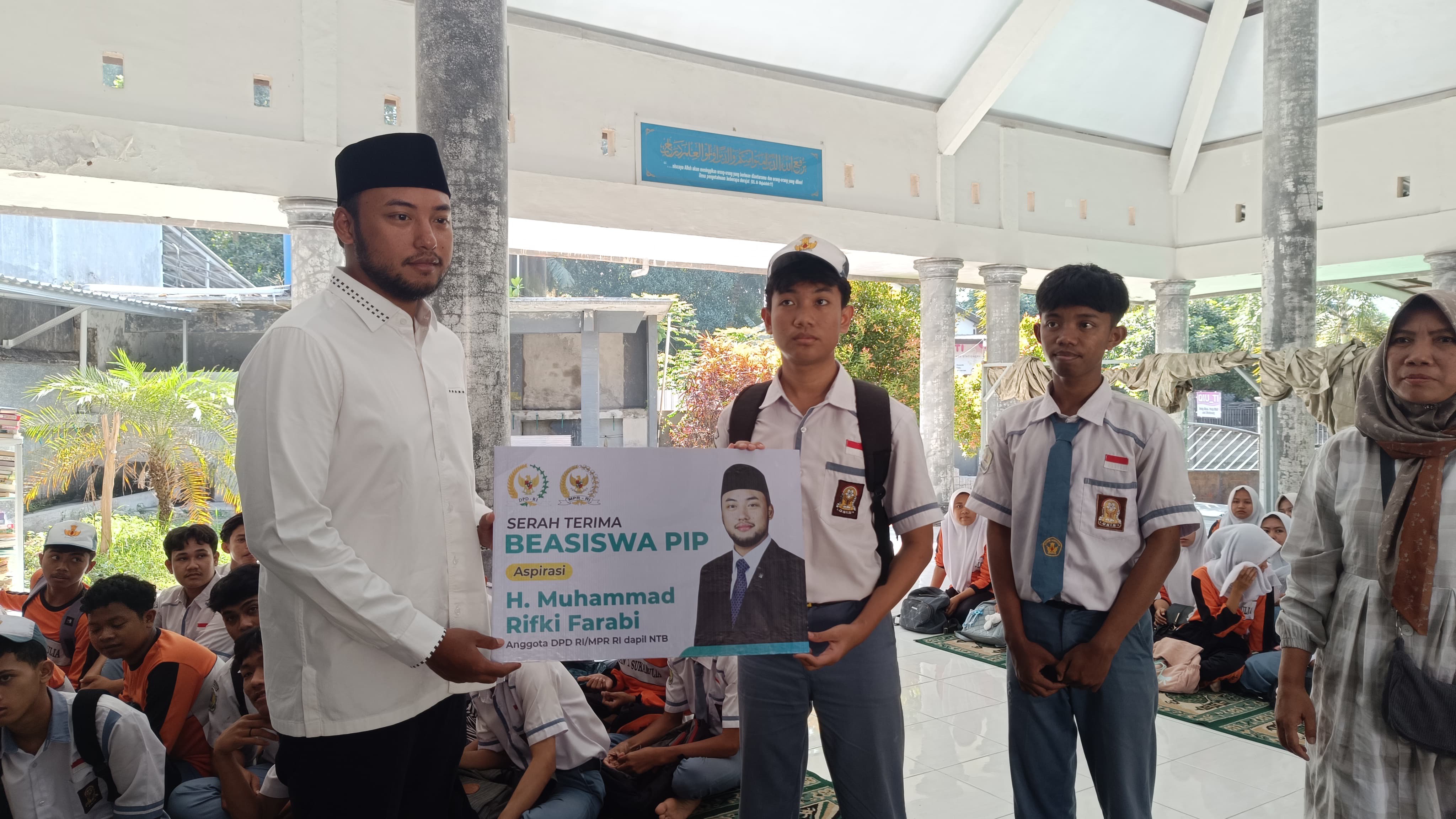 SERAHKAN BEASISWA: Anggota DPD RI Dapil NTB H Muhammad Rifki Farabi secara simbolis menyerahkan beasiswa pada Siswa SMAN 1 Sukamulia di Kabupaten Lombok Timur, Selasa (5/8).