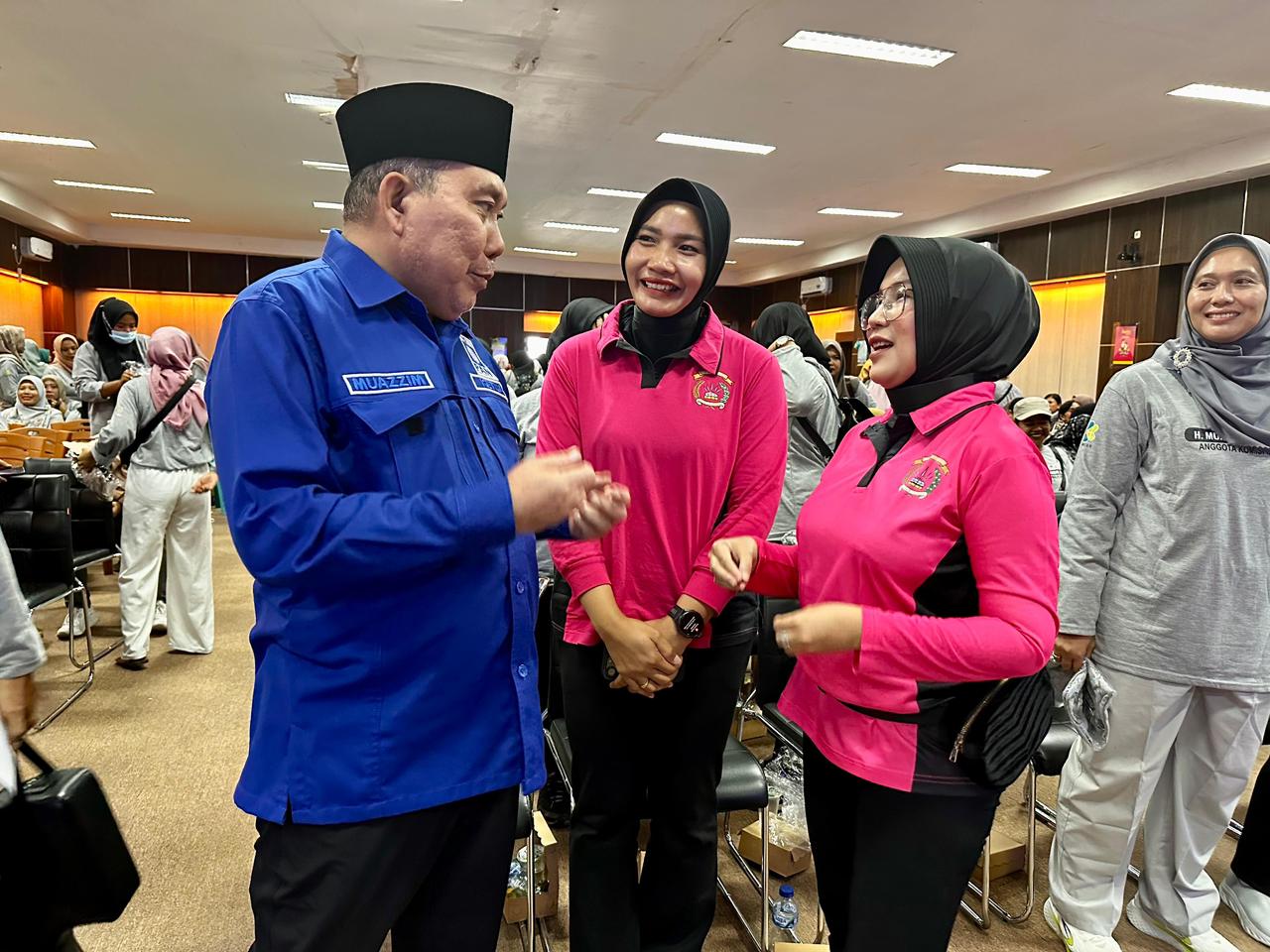 Ketua Bhayangkari Lombok Utara Ny. Heny Agus Purwanta (kanan) saat berbincang dengan anggota DPR RI Muazzim Akbar.