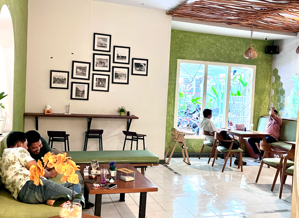 NGOPI SORE: Beberapa pengunjung di Cafe Nostalgic yang sedang menikmati kopi dan meal time, Senin (4/7).&nbsp;