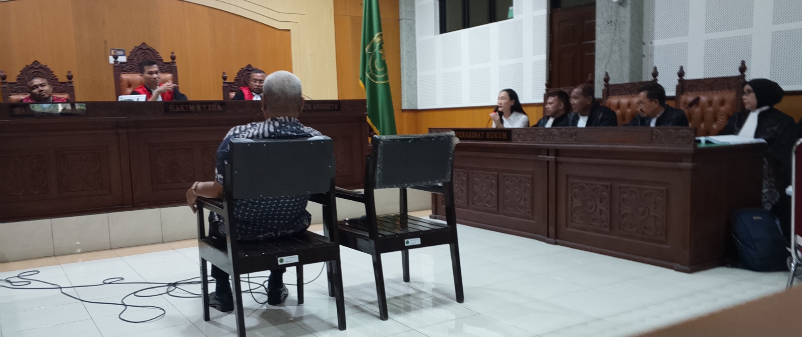 BERIKAN KESAKSIAN: Mantan Direktur PT Bliss Pembangunan Sejahtera Freddy Julius Matakupan memberikan kesaksian di persidangan PN Mataram, Senin (4/8).