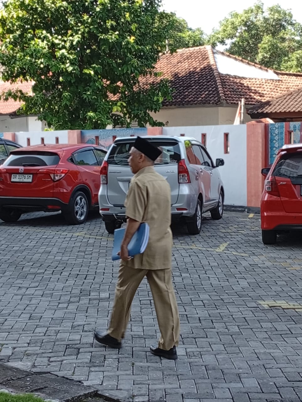 PENUHI PANGGILAN PENYIDIK: Kepala Bappeda NTB Iswandi datang ke kantor Kejati NTB, Senin (4/8).