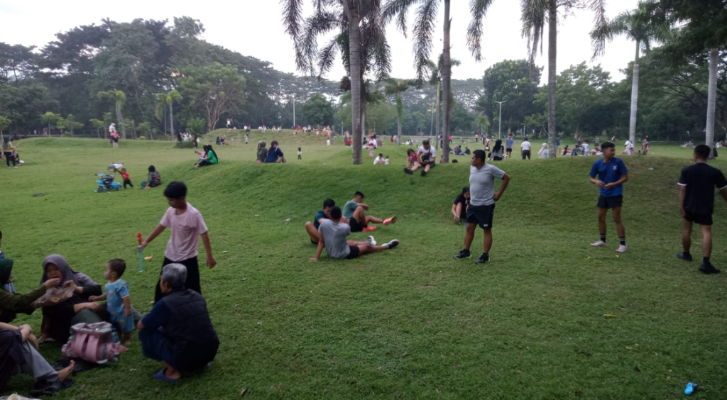 FAMILY TIME: Pengunjung Ruang Terbuka Hijau Pagutan Mataram sedang menikmati waktu berdama keluarga, beberapa waktu lalu.&nbsp;