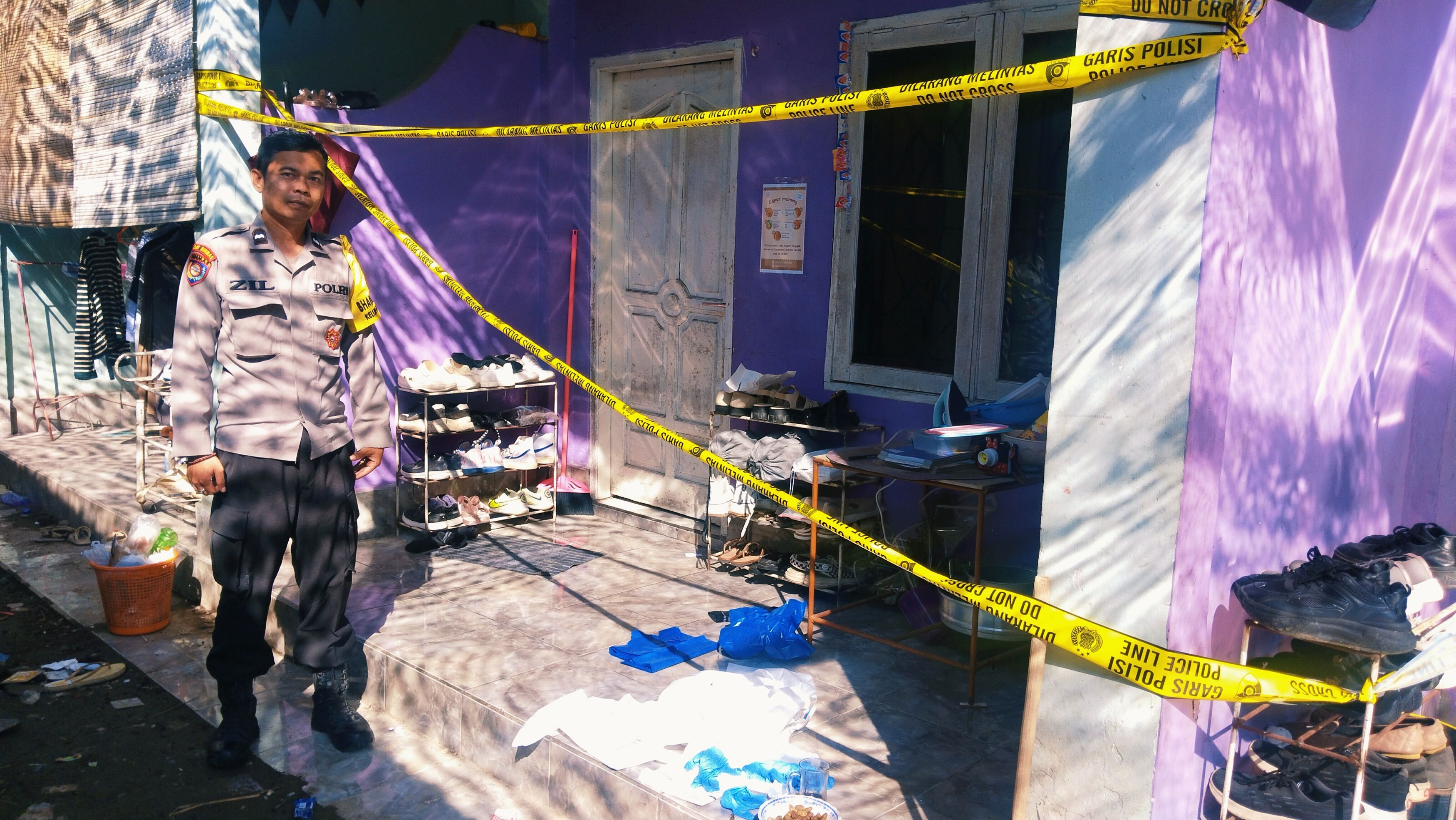 Seorang Bhabinkamtibmas tunjukkan kondisi rumah milik korban dan pelaku yang dipasangkan garis polisi di Dusun Kekere Barat, Kelurahan Semayan, Praya, Loteng, Senin (4/8).