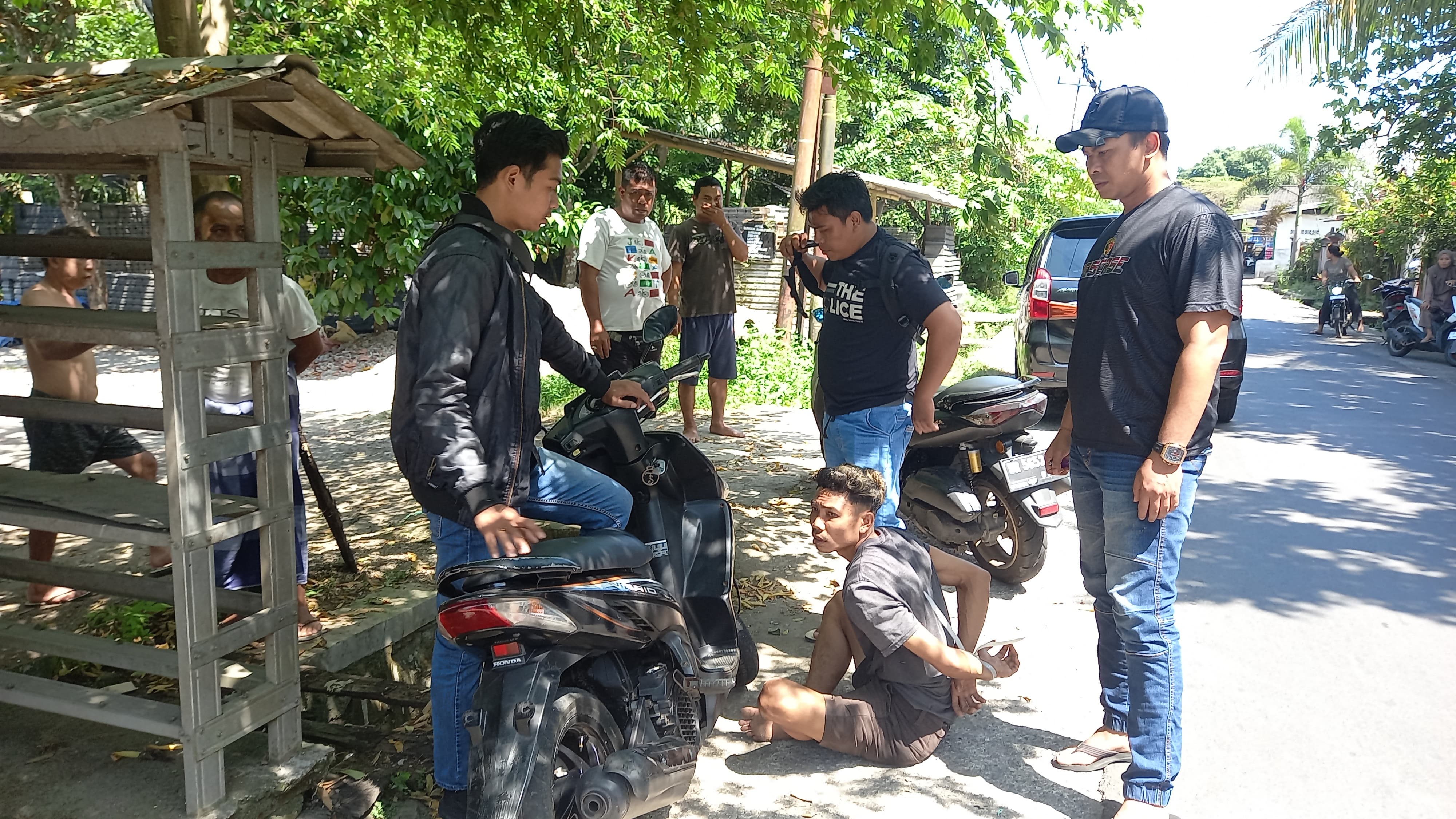Terduga pengedar sabu berinisial H diringkus tim Satresnarkoba di dekat Pasar Keru, Lobar, Senin (4/8).