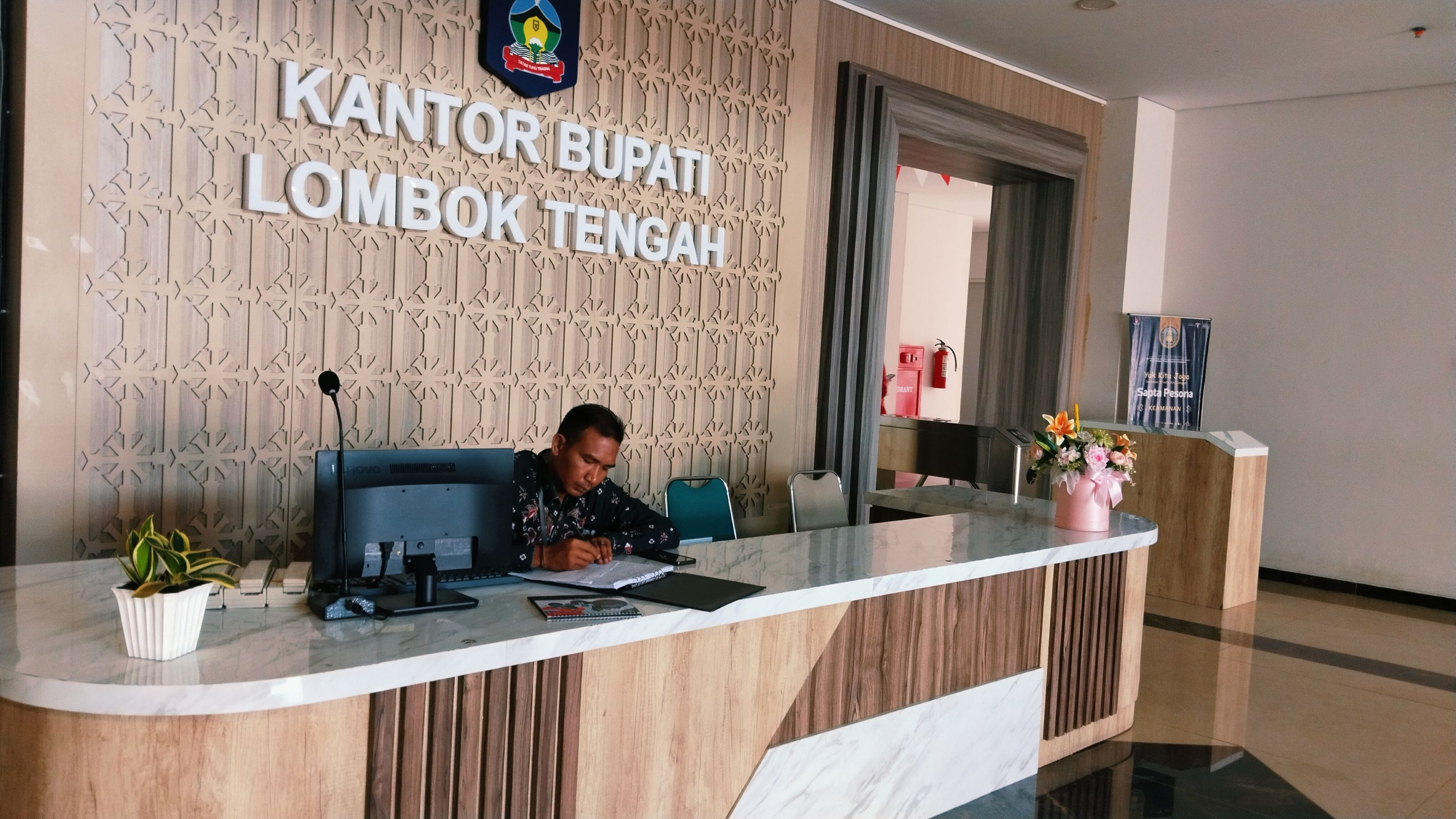 ANGIN SEGAR: Tampak aktifitas seorang pegawai di bagin informasi lobi kantor bupati Lombok Tengah, Senin (4/8).