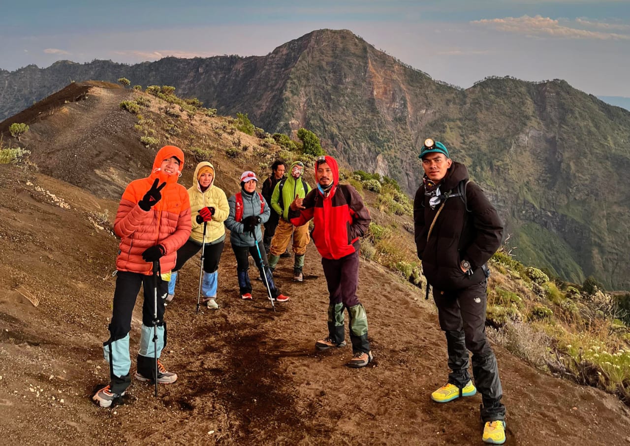 MAKIN DIKENAL: Muhammad Deri (kanan) tour guide Rinjani asal Lombok Barat yang menjadi favorit pendaki nusantara.