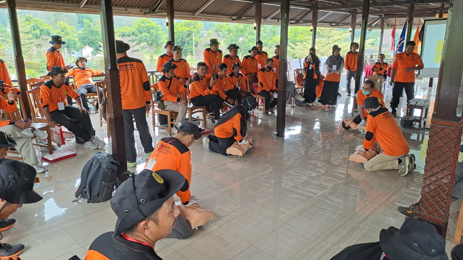 BERIKAN PELATIHAN: Basarnas memperkuat peran masyarakat sekitar kawasan Rinjani dengan program pemberdayaan dan Bimtek, Senin (4/8).