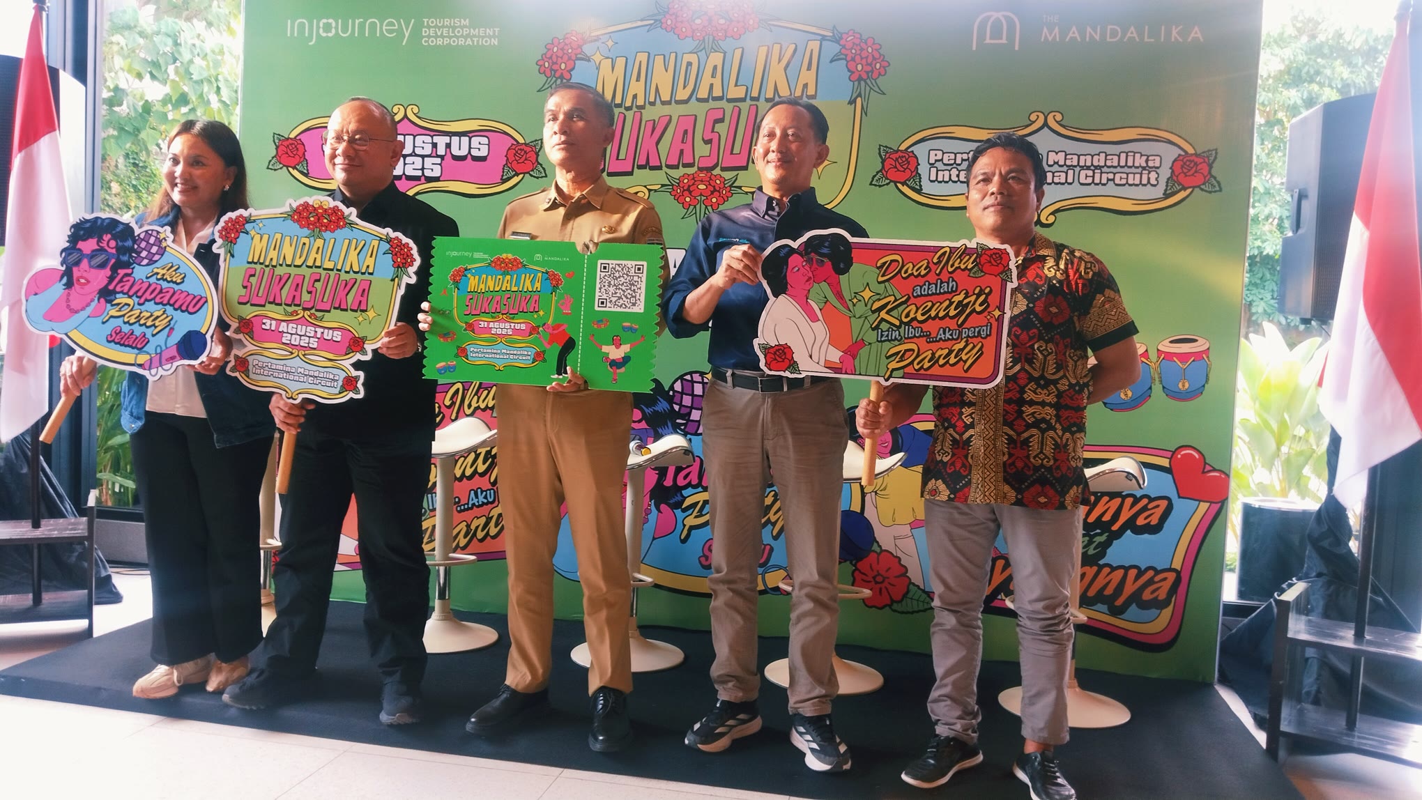 Sekda Loteng Lalu Firman Wijaya (tengah) bersama Direktur Operasi ITDC Troy Reza Warokka luncurkan Festival Mandalika Suka-Suka di salah satu kafe di Kota Mataram, Selasa (5/8).