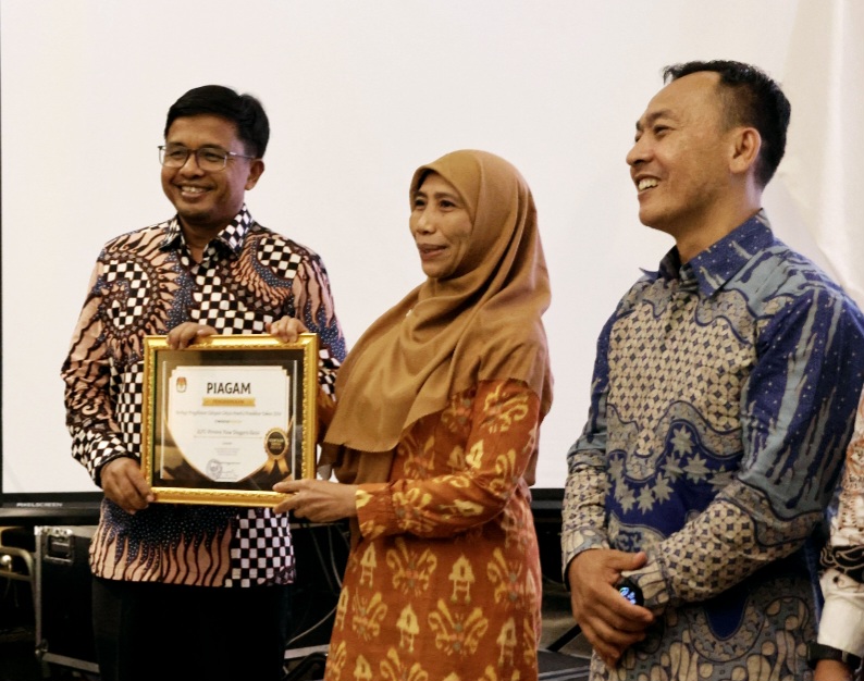 Kadiv Teknis Penyelenggaraan KPU NTB Zuriati menerima penghargaan dari KPU RI sebagai KPU provinsi terfavorit dalam pengelolaan tahapan verifikasi parpol, Sabtu (2/8).