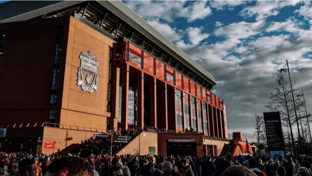 Sir Alex Ferguson, yang dikenal tak gampang kagum, pernah menyebut suasana di Anfield sebagai &ldquo;listrik&rdquo; dan menyulitkan bagi tim tandang. (Foto: liverpoolfc.com)