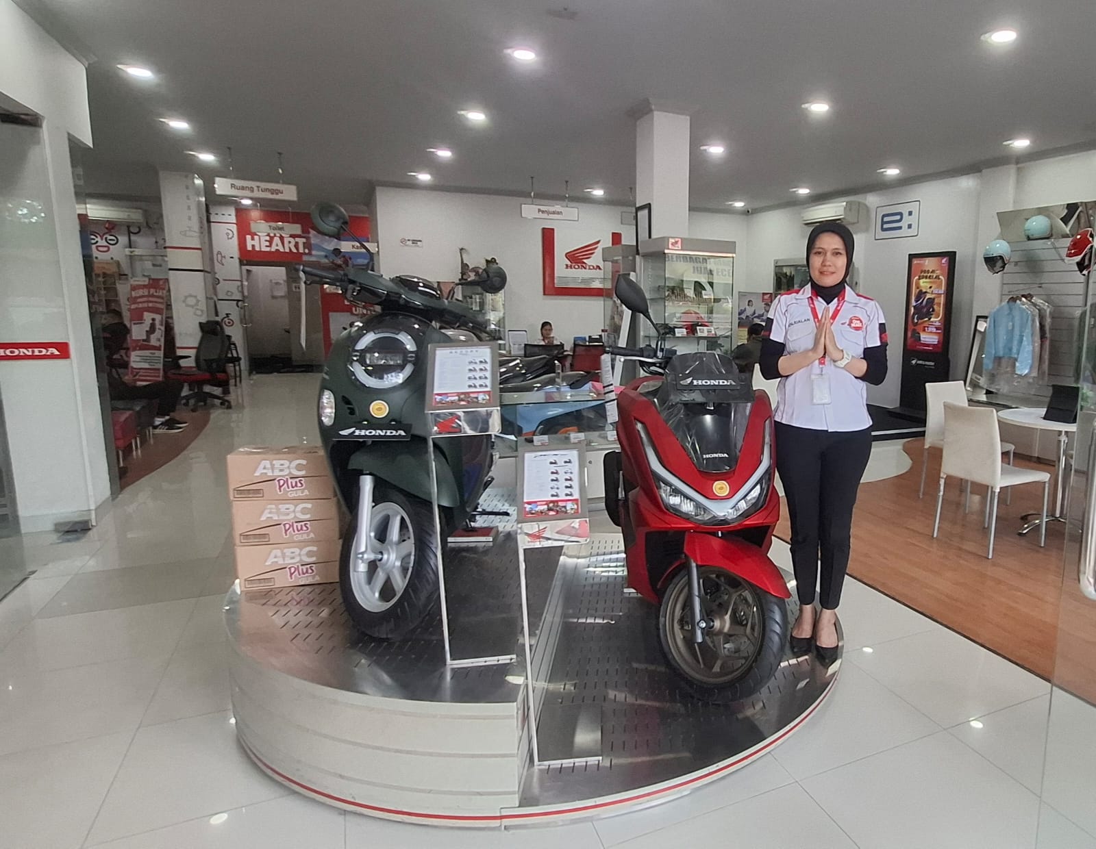 Layanan Prima : Sales Honda saat menawarkan produk Honda.