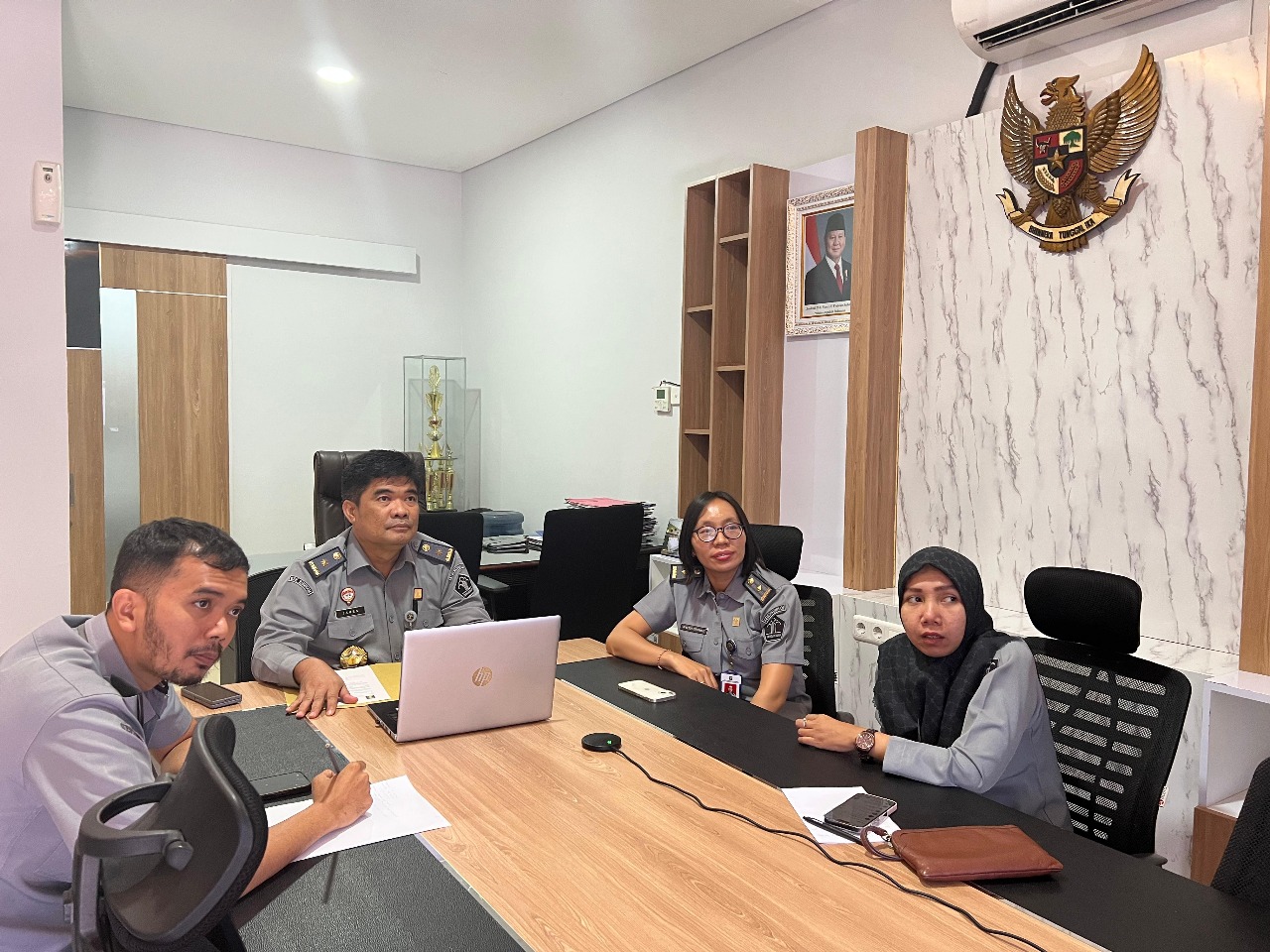 Kanwil Kemenkum NTB menggelar kegiatan Persiapan Anugerah Legislasi Daerah secara virtual melalui Zoom Meeting, Selasa (5/8).