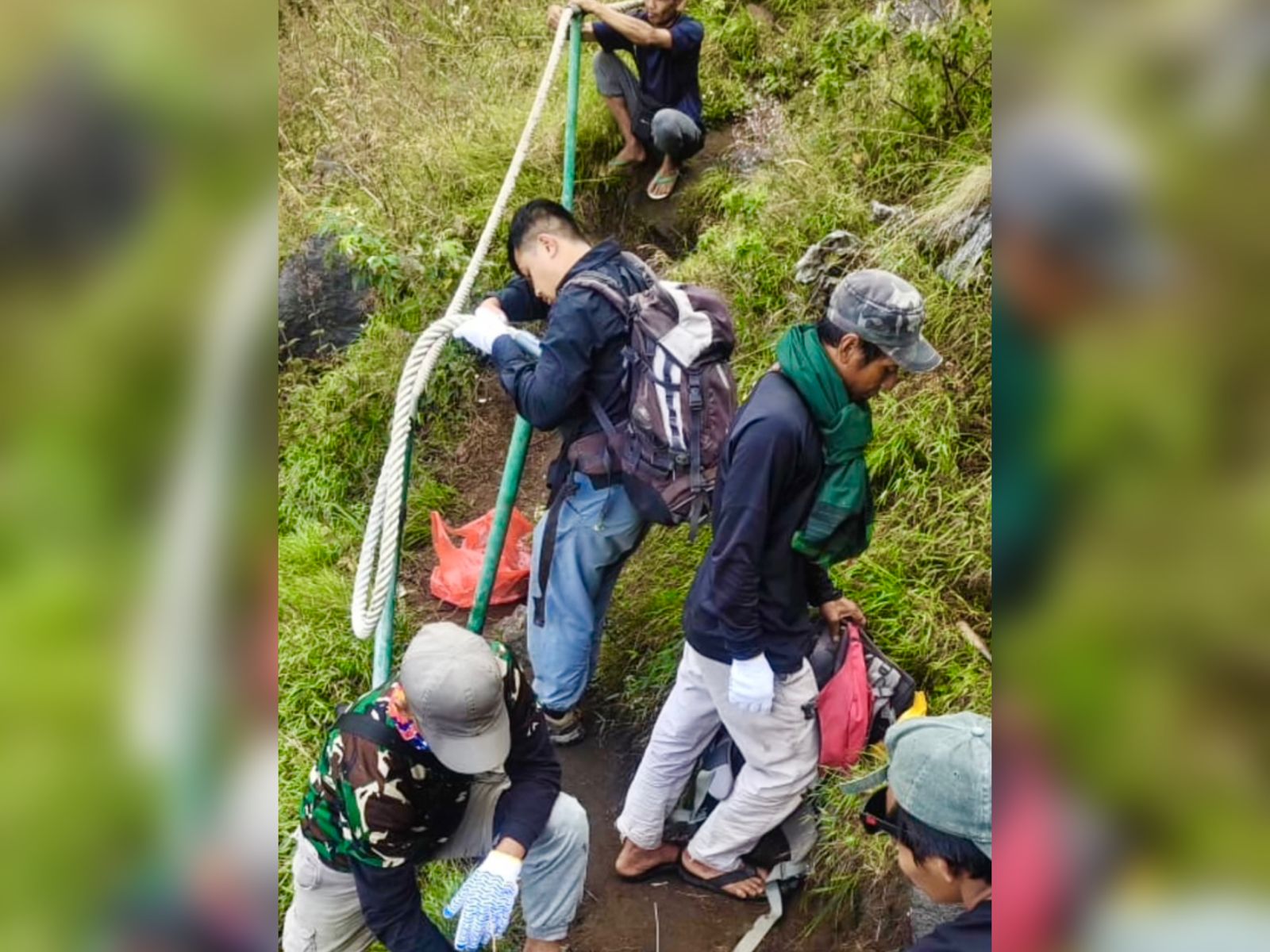 KERJA SAMA: Petugas memperbaiki jalur pendakian Gunung Rinjani dari Pelawangan Senaru menuju Danau Segara Anak, Senin (4/8).