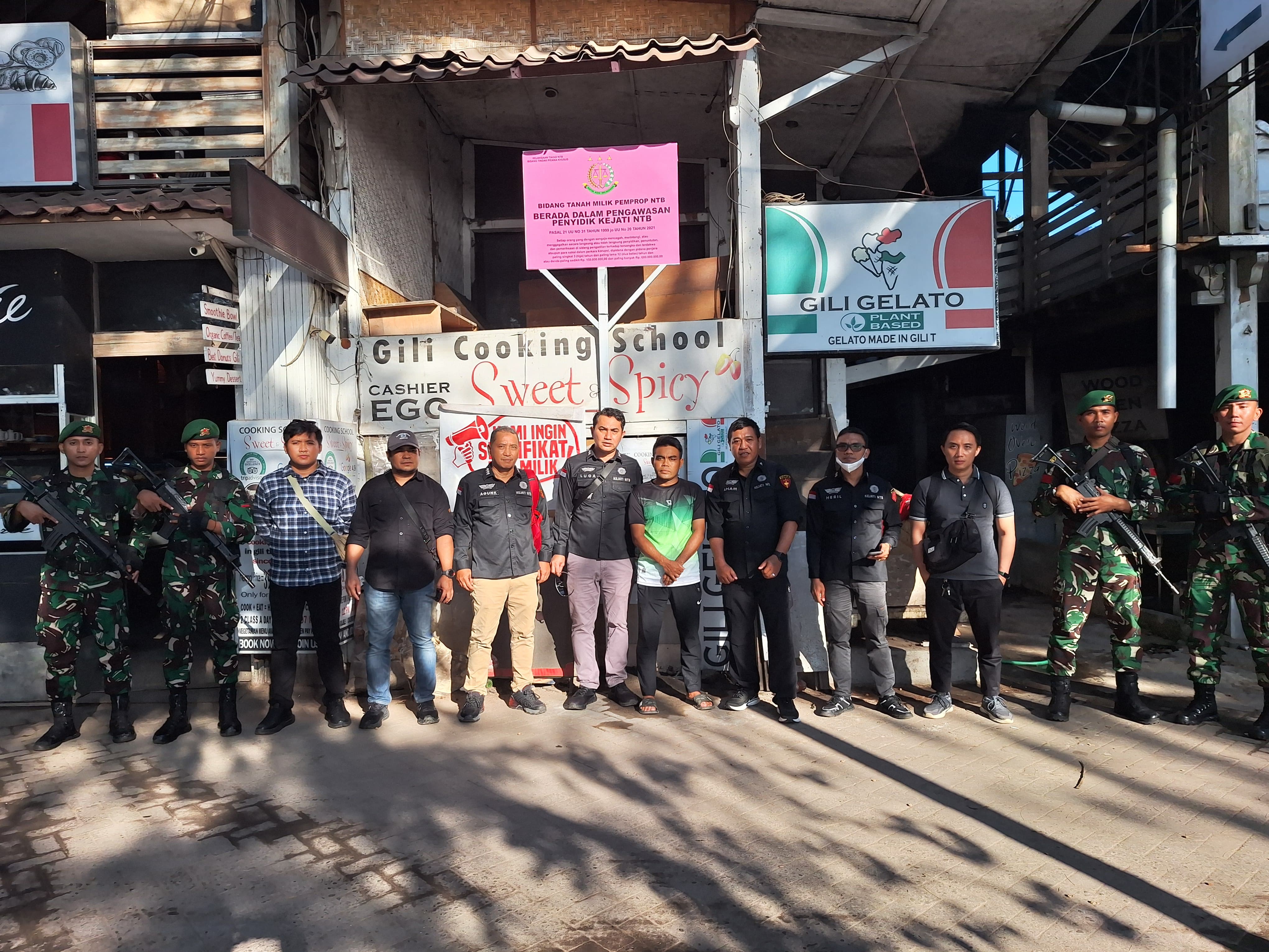 Tim Kejati NTB bersama anggota TNI dari Korem 162/WB memasang plang pengamanan di Ego Resto, Gili Trawangan, Lombok Utara, Selasa (5/8).