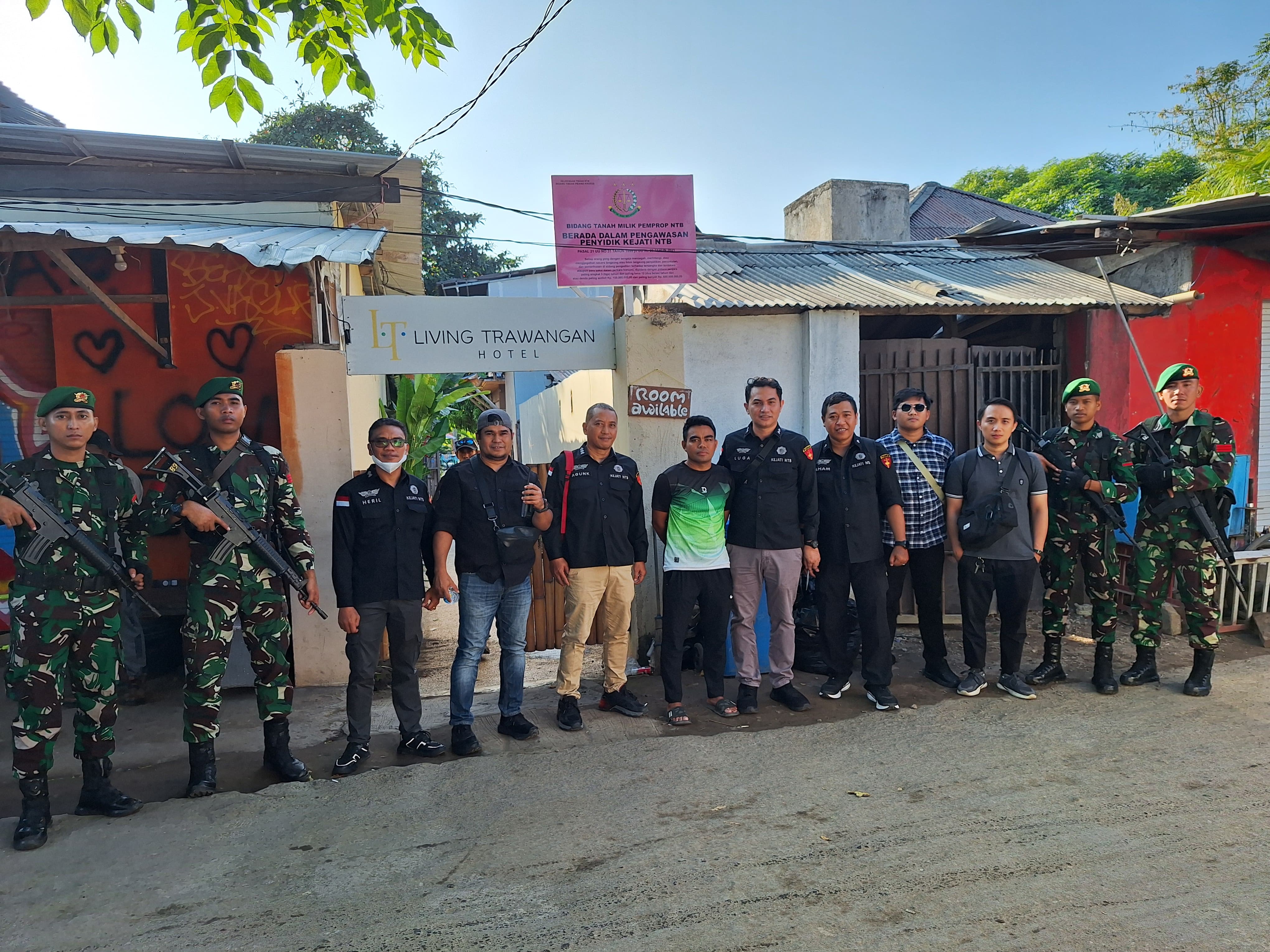 Tim Kejati NTB bersama anggota TNI dari Korem 162/WB memasang plang pengamanan di Living Trawangan Hotel, Gili Trawangan, Lombok Utara, Selasa (5/8).