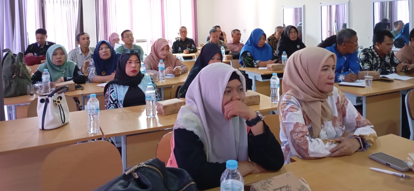 Para tenaga kependidikan sosialisasi persiapan kongres VII ATAS Indonesia.