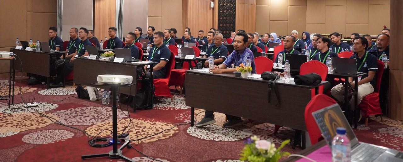 Staf bagian umum rektorat Universitas Mataram mengikuti pelatihan sertifikasi teknisi laboratorium berlisensi BNSP di Hotel Fave, Selasa (5/8).