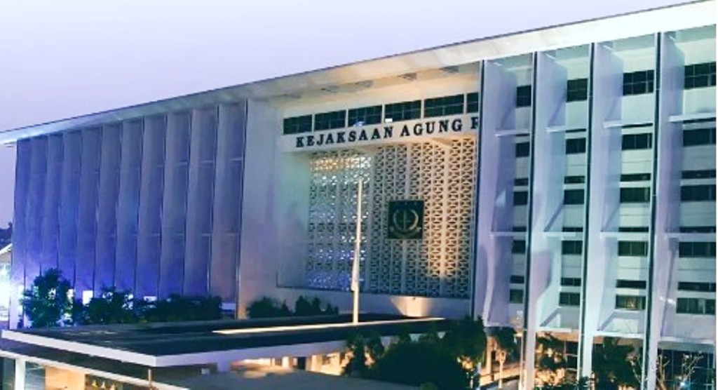 Bupati Sampang Slamet Junaidi dan Kepala Kejaksaan Negeri (Kajari) Sampang Fadilah Helmi diperiksa Satuan Tugas Khusus Kejaksaan Agung (Satgasus Kejagung).