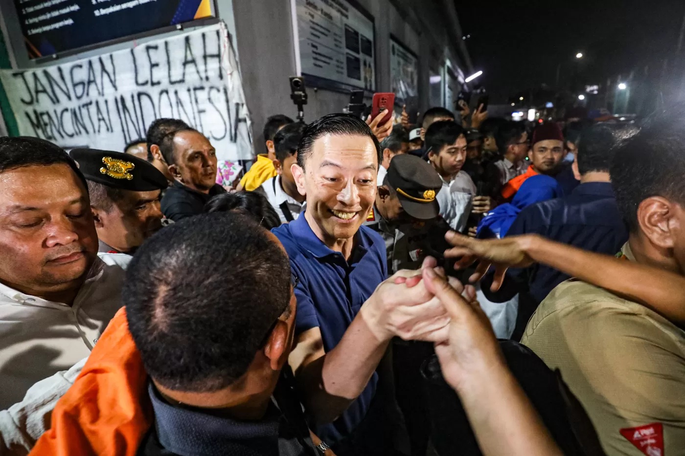 Tom Lembong keluar dari Rutan Cipinang usai mendapat abolisi dari Presiden Prabowo. (FOTO: JAWAPOS)