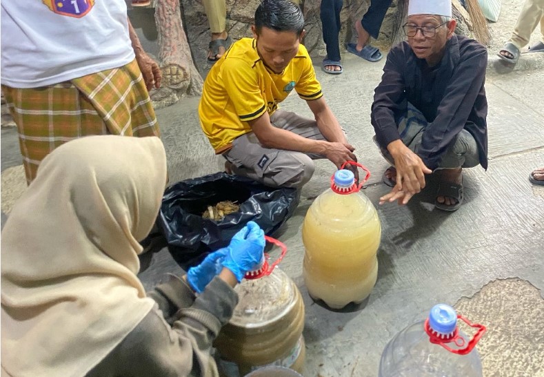 RACIK: Mahasiswa IPB untuk membantu para petani di Desa Sadengkolot, Leuwisadeng meracik sebuah ramuan dari akar bambu yang bisa mencegah gagal panen.