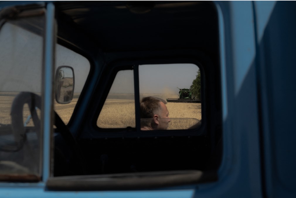 TAMBAH PERSENJATAAN: Seorang prajurit Ukraina dari unit pertahanan udara brigade ke-59 memantau langit dari truk militer yang dilengkapi dengan meriam antipesawat di dekat Pavlograd, Dnipropetrovsk.