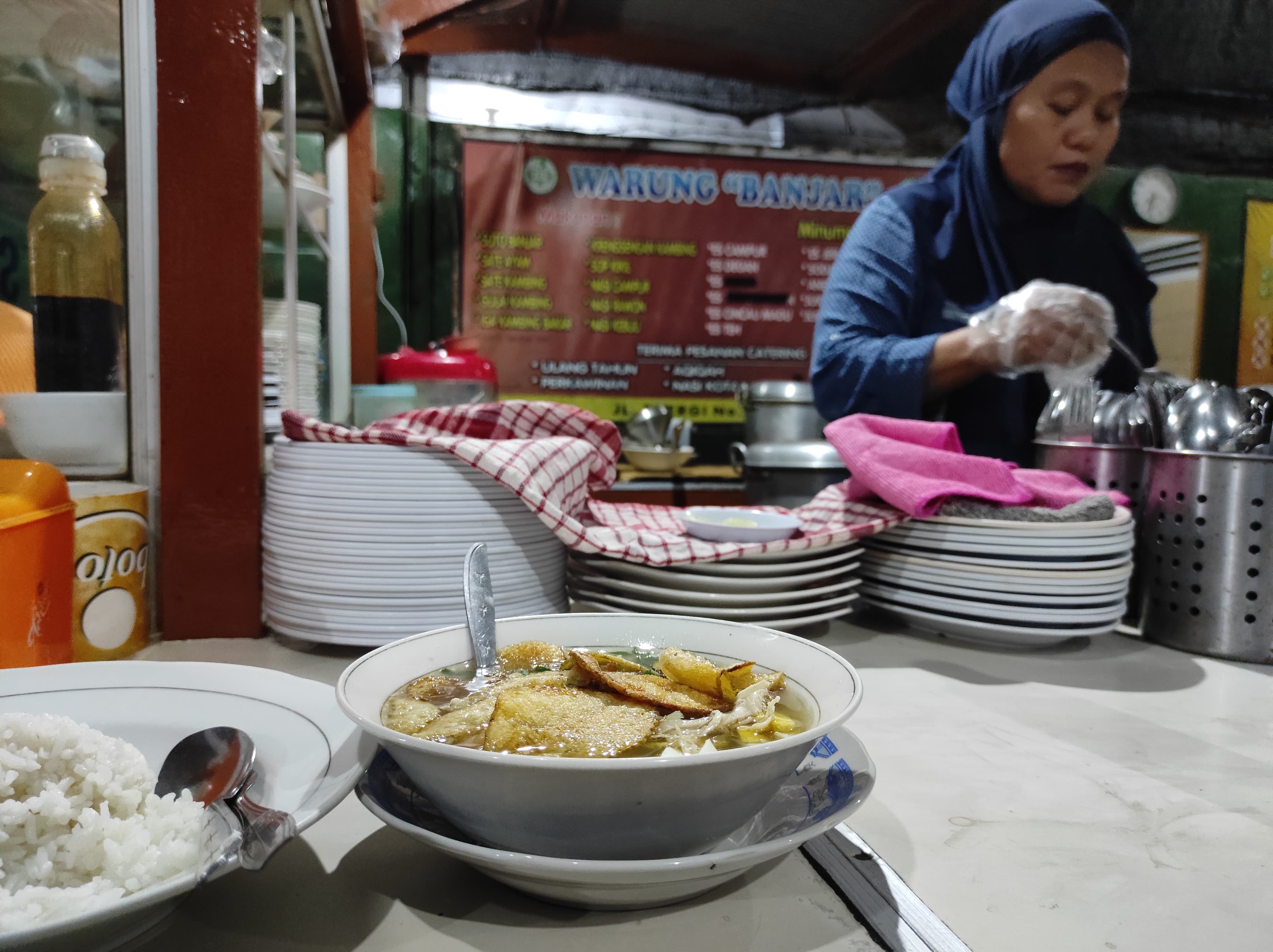 Soto Banjar, menu kuliner khas Banjarmasin, Kalimantan Selatan, di Warung Banjar Ampenan, Mataram.
