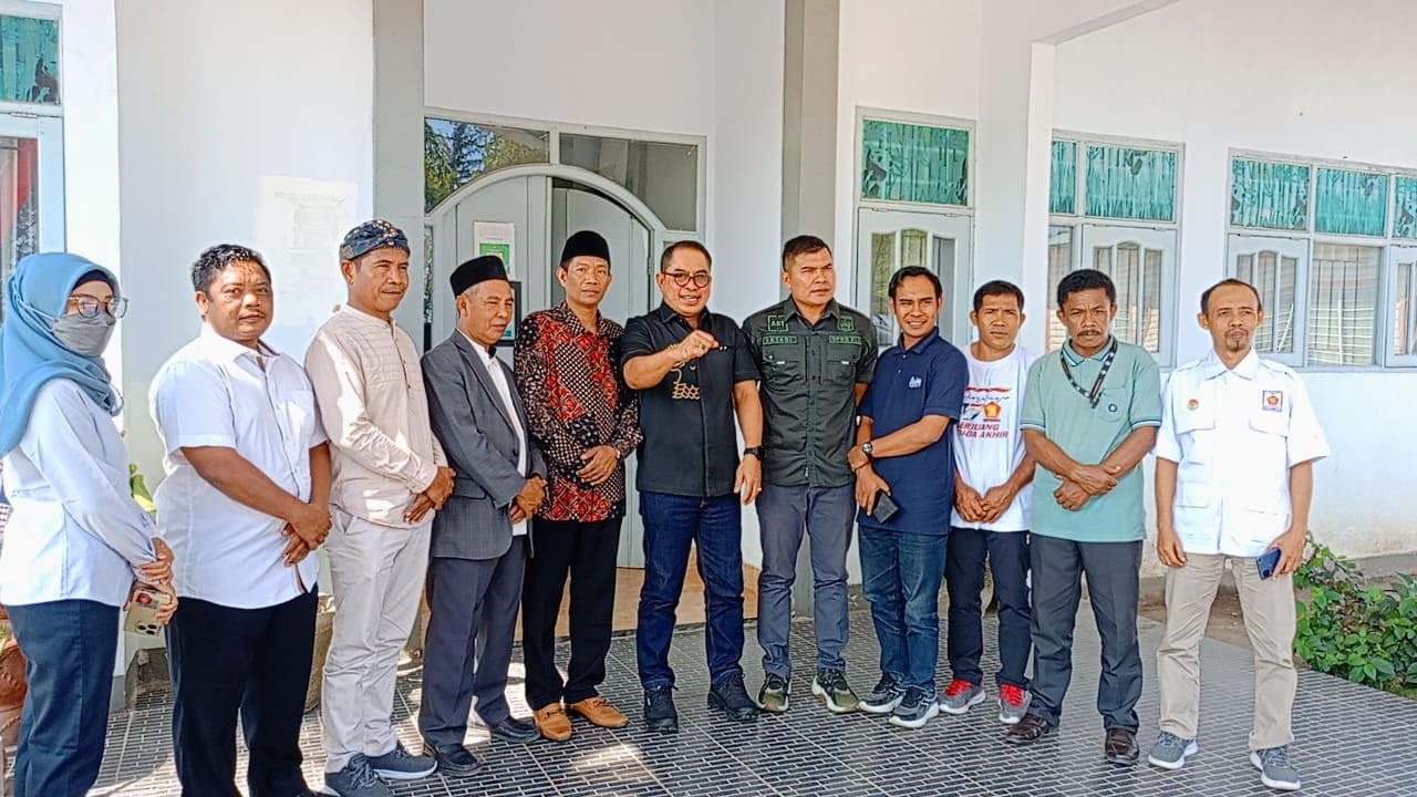 Plt Ketua DPC Partai Gerindra Klu Sudirsah Sudjanto (tengah) berfoto bersama seluruh anggota Fraksi Gerindra DPRD KLU, Selasa (5/8)