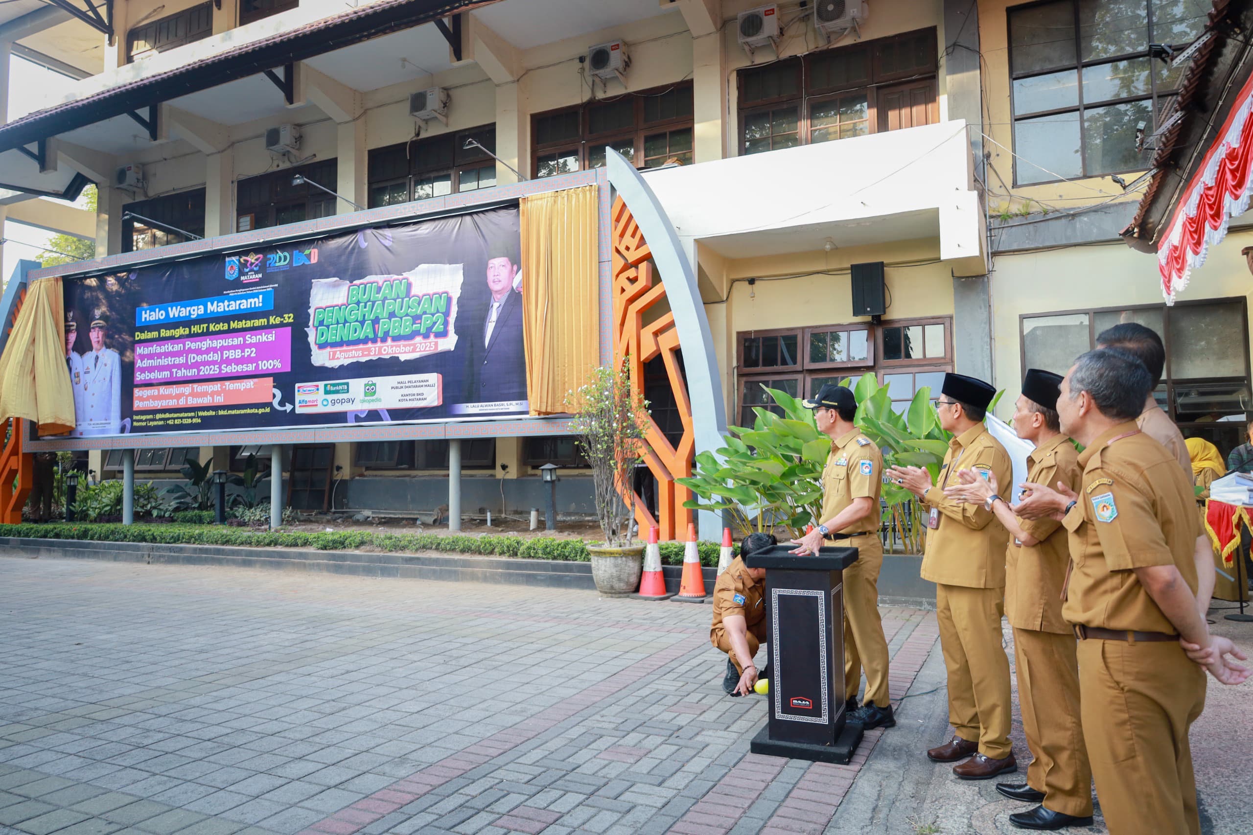DITUNGGU WARGA: Wali Kota Mataram Mohan Roliskana meresmikan Program Penghapusan Denda PBB-P2 di Halaman Kantor Wali Kota Mataram, Senin (4/8).