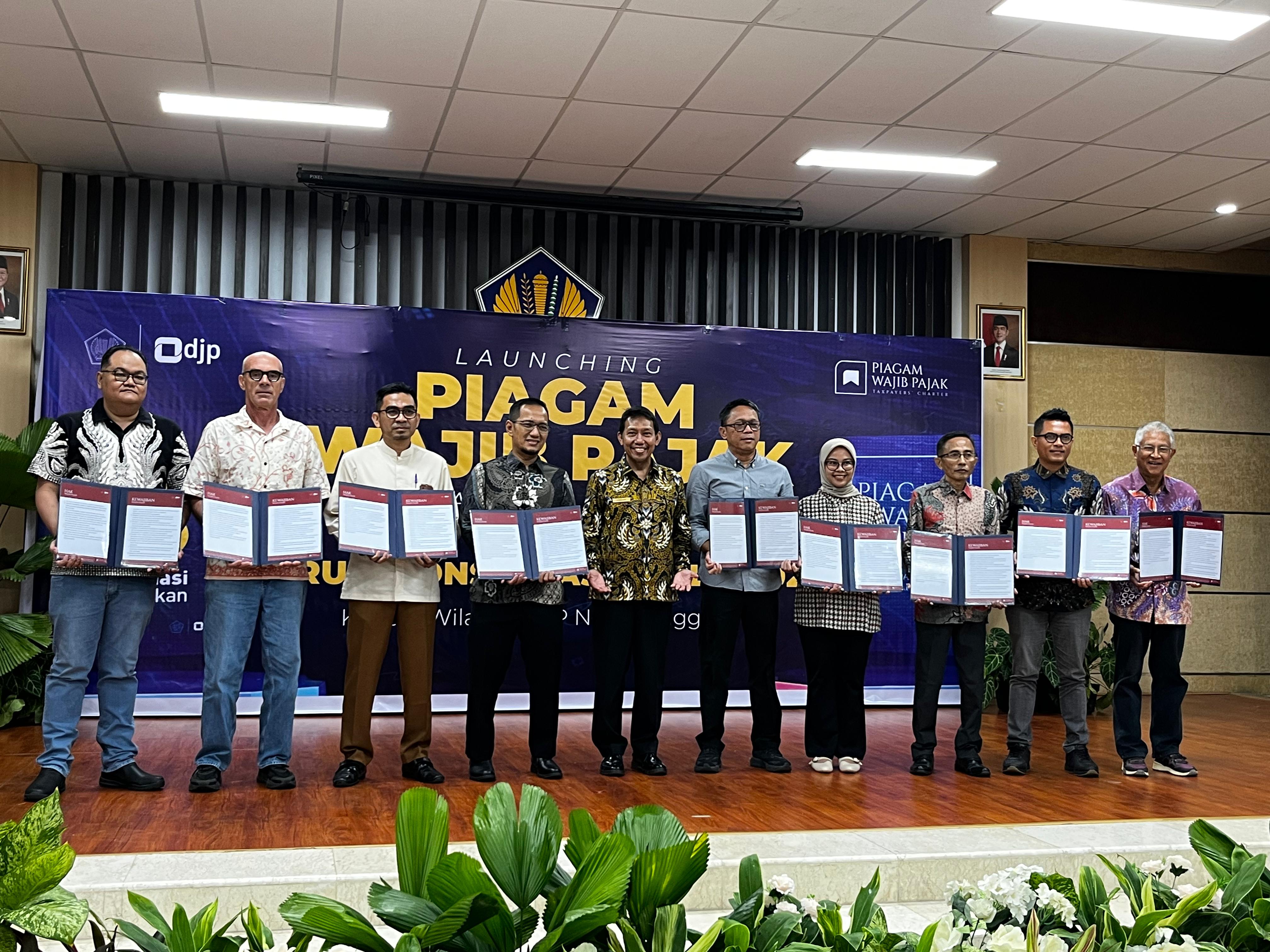 Para wajib pajak yang menerima piagam wajib pajak di kegiatan peluncuran Taxpayers Charters atau piagam wajib pajak, di Aula Rinjani, Kanwil DJP Nusra, Selasa (5/8).