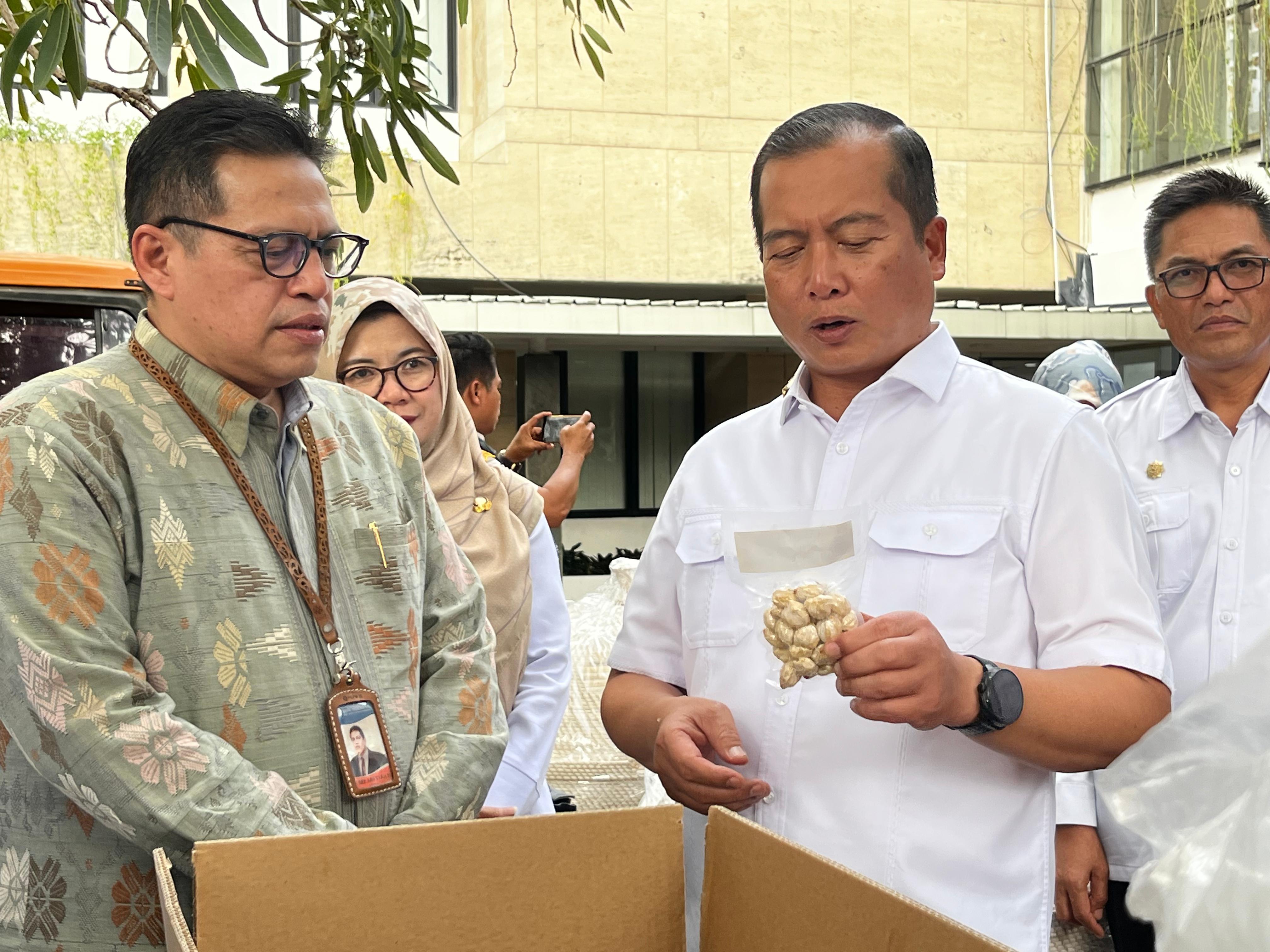 Gubernur NTB Lalu Muhamad Iqbal (dua kanan) dan Kepala BI NTB Berry Arifsyah Harahap (kiri) memeriksa produk pengusaha lokal yang akan diekspor ke Jepang, beberapa waktu lalu.