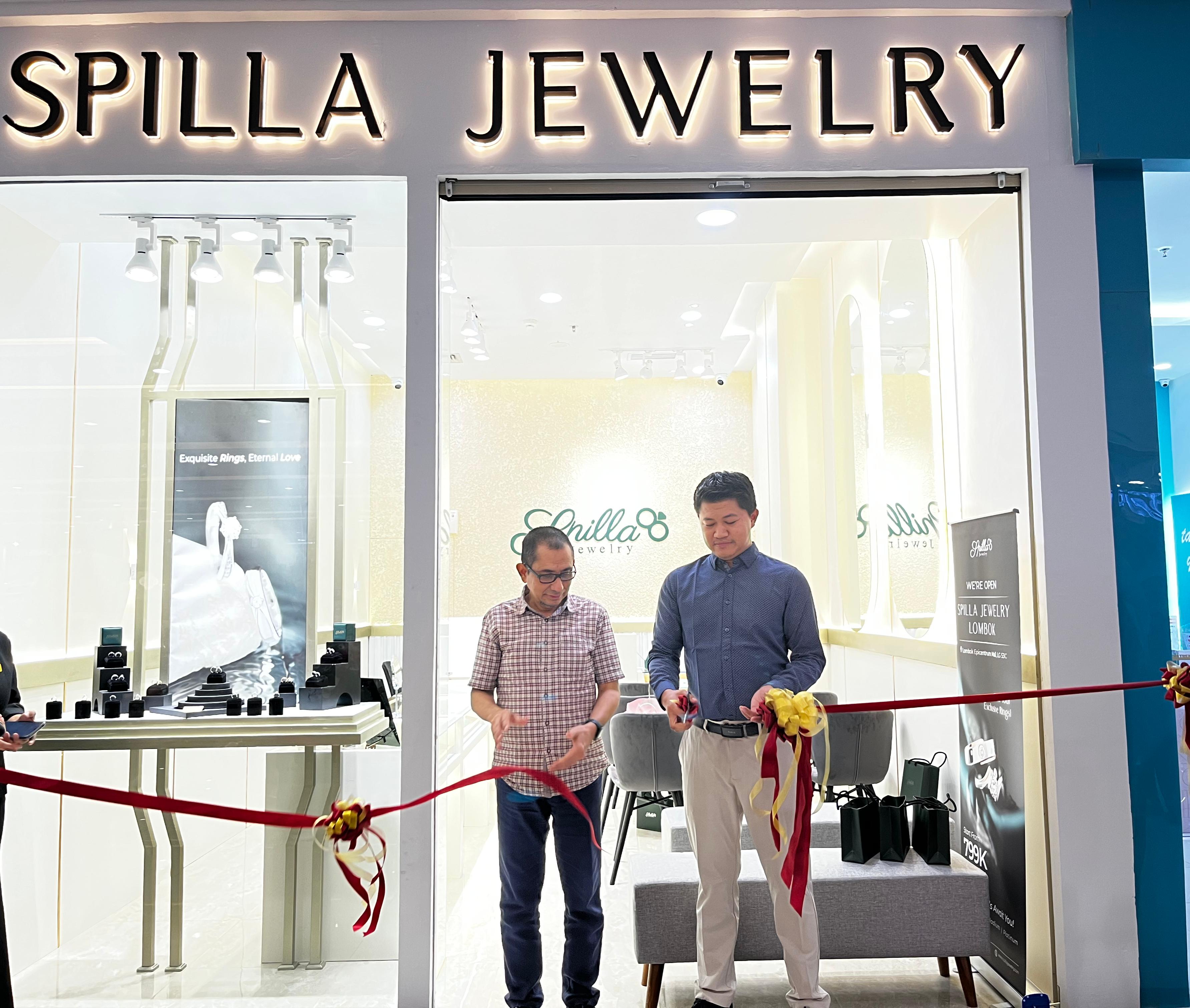 Momen grand opening tenan Spilla Jewelry di lantai dasar LEM, Selasa (5/8).