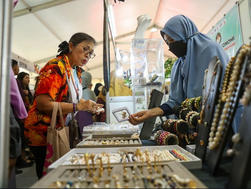 Salah satu peserta yang berbelanja di stan UMKM yang ada di Lombok Epicentrum Mall (LEM) saat event Fornas 2025, pekan lalu.