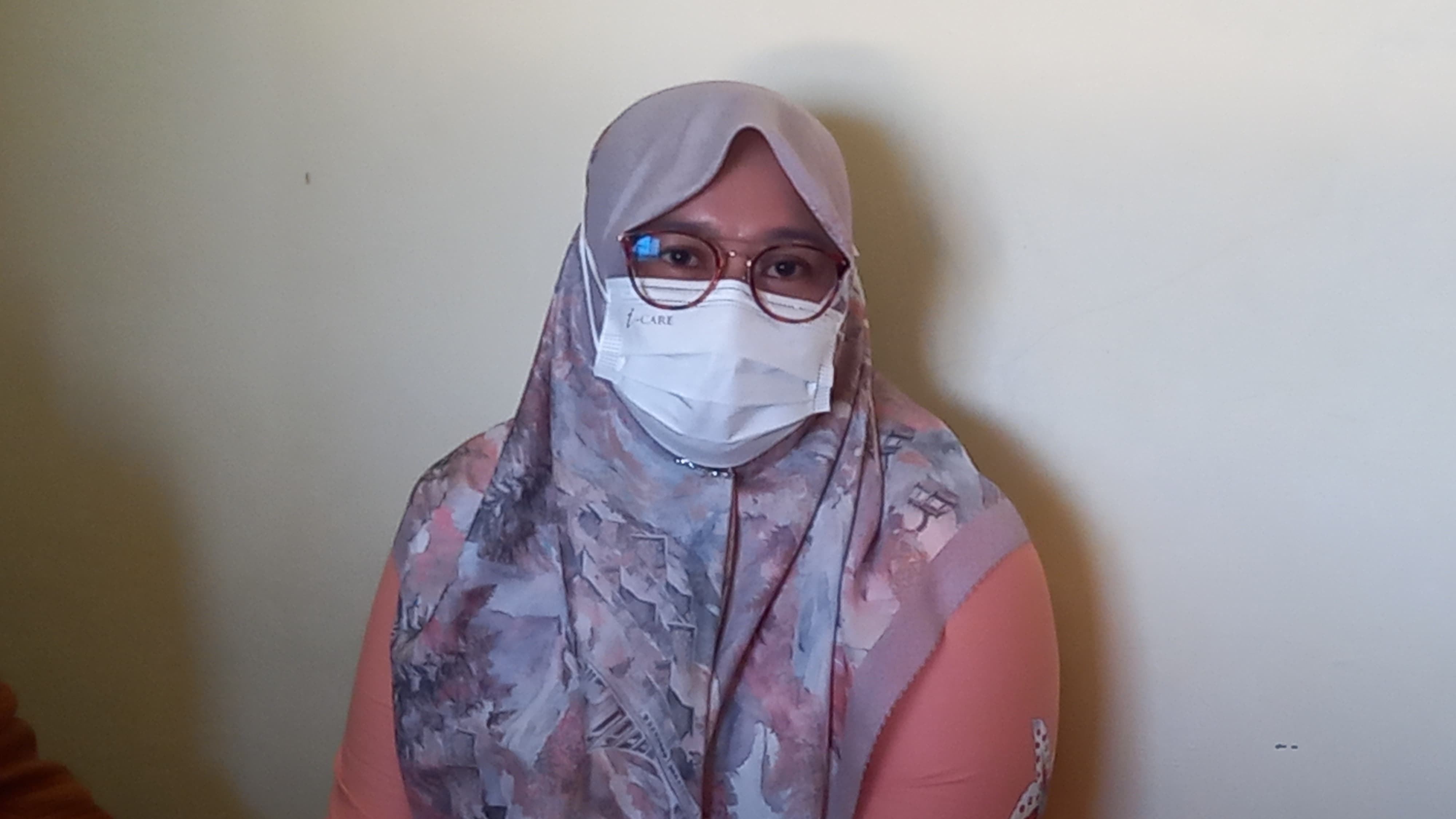 PENUHI PANGGILAN: Tersangka korupsi pengadaan masker Covid-19 Dewi Noviany mengenakan masker saat memenuhi panggilan penyidik di Polresta Mataram, Rabu (6/8).