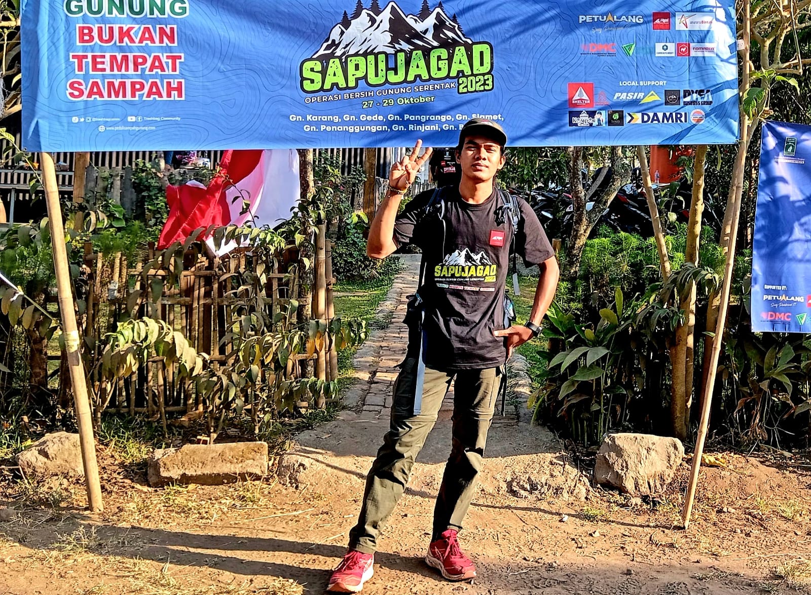 PEDULI LINGKUNGAN: Muhammad Deri, tour guide pendakian Rinjani juga tergabung dalam Trashbag Community.