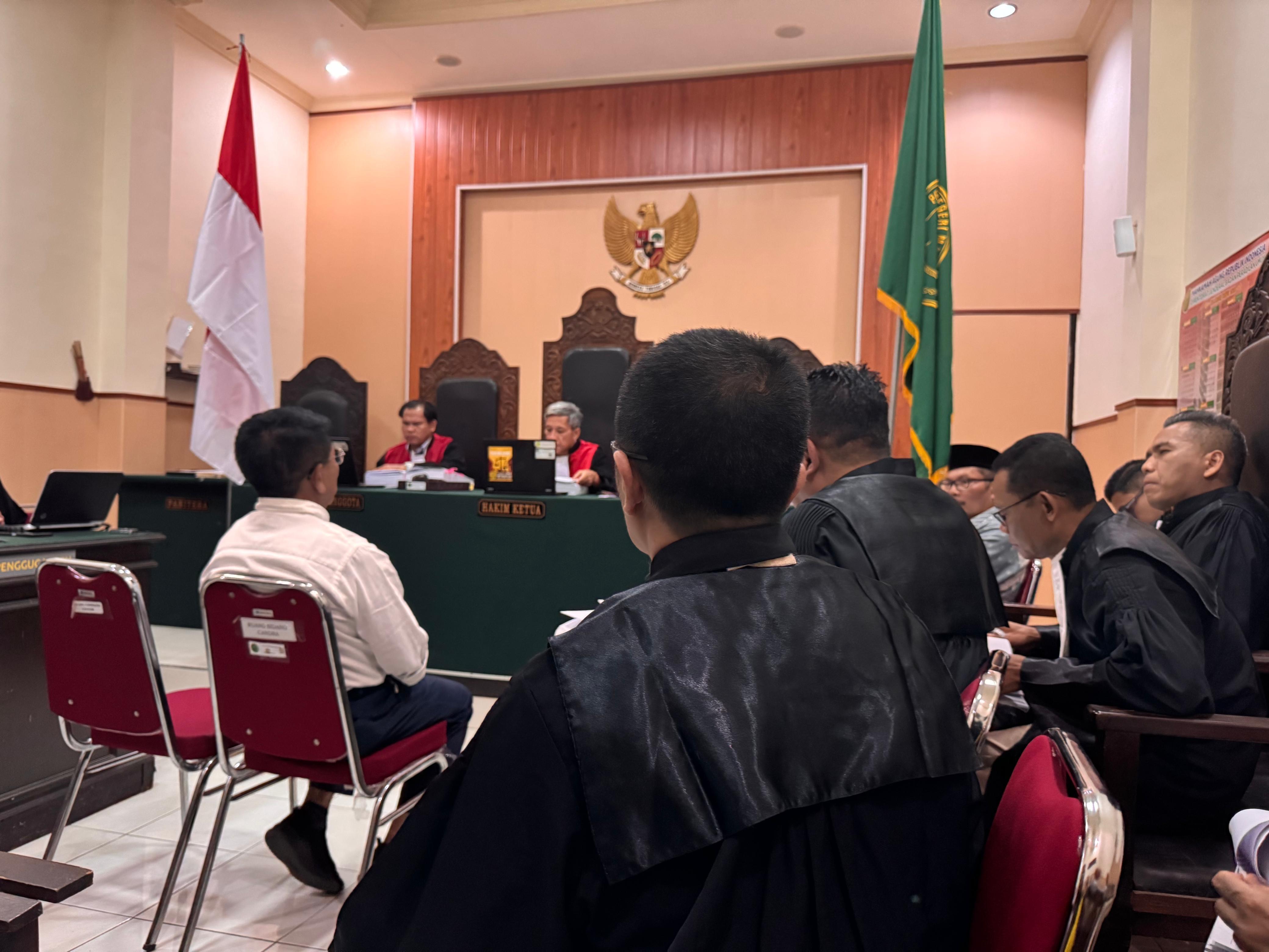 Kuasa hukum Rosiady Sayuti, Rofiq Ashari, mengkritik keras dakwaan JPU yang dianggap prematur dan tidak berdasar.