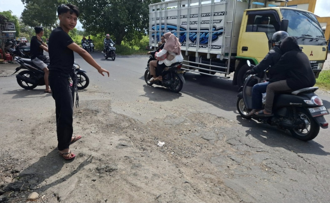 Ruas jalan provinsi yang rusak berat di Jalan Raya Praya-Mujur di Desa Batunyala, Kecamatan Praya Tengah, membutuhkan perbaikan segera agar tidak bertambah parah.