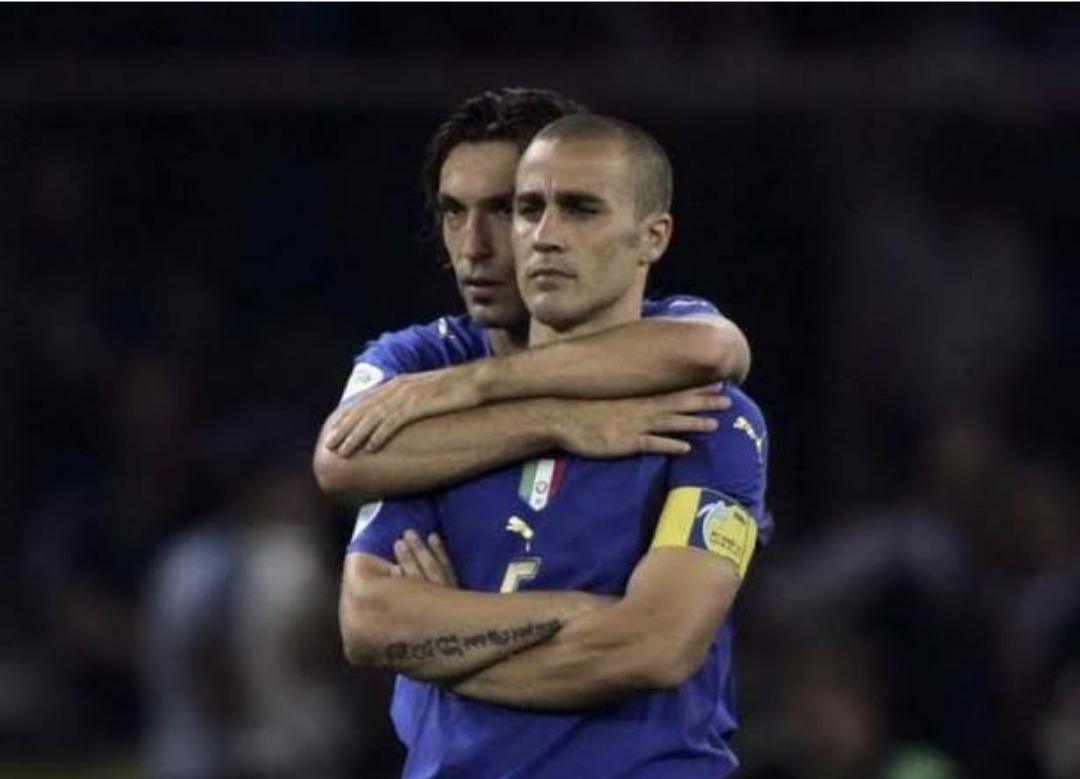 Momen emosional antara Andrea Pirlo dan Fabio Cannavaro saat final Piala Dunia 2006 di Berlin. (istimewa)