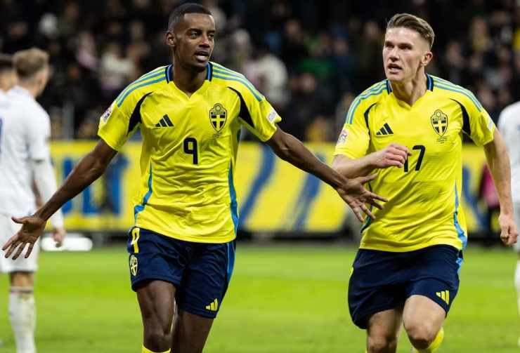 Alexander Isak bersama penyerang baru Arsenal Viktor Gyokeres saat tampil bersama membela Swedia.