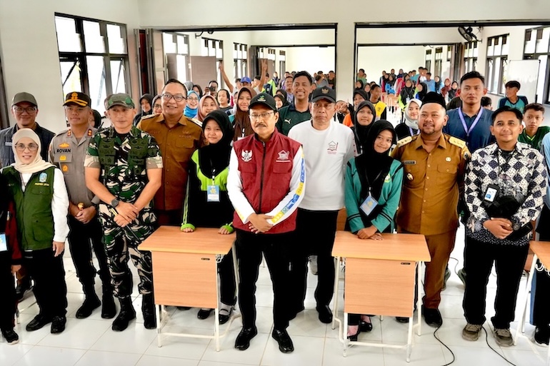Mensos Gus Ipul saat meninjau pelaksanaan Sekolah Rakyat Menengah Atas (SRMA) 37 Gresik di UPT SMPN 30 Gresik, Jawa Timur, Senin (5/8).