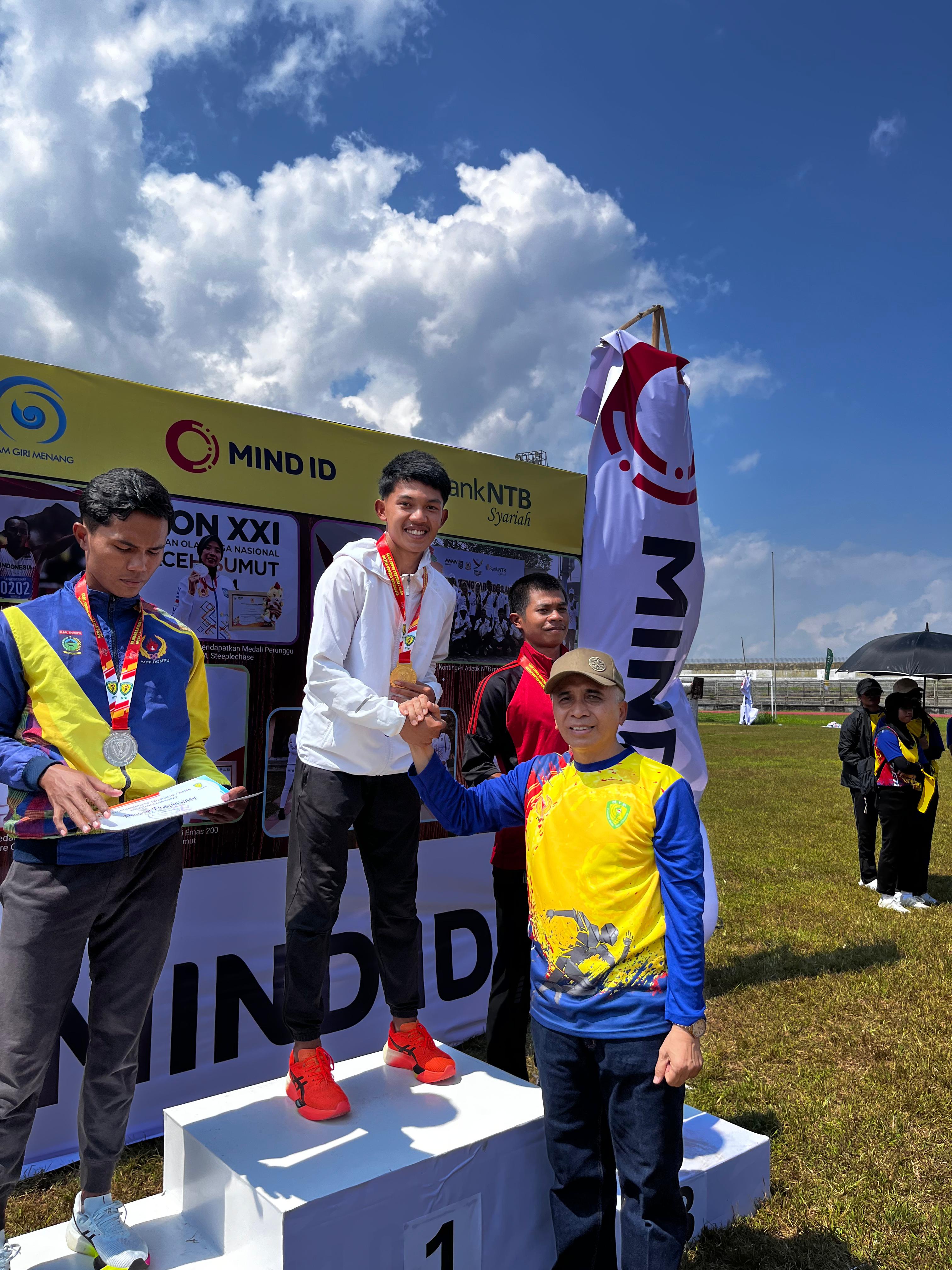 Ilwandi Sukmana asal Lombok Timur meraih medali emas di nomor 1500 dan 800 meter kategori U20 pada Kejurda Atletik 2025.