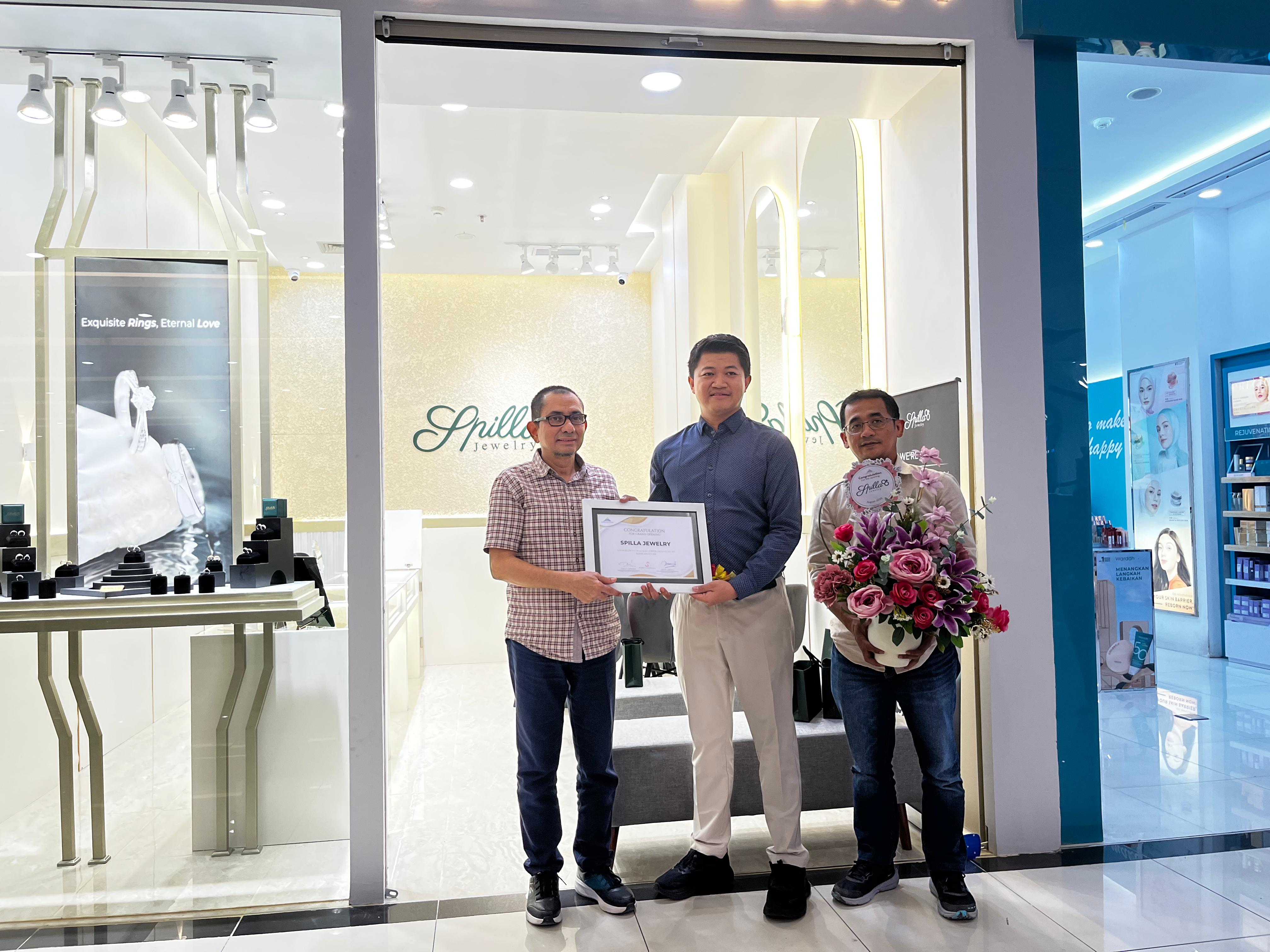 Momen grand opening tenan Spilla Jewelry di lantai dasar LEM, Selasa (5/8).